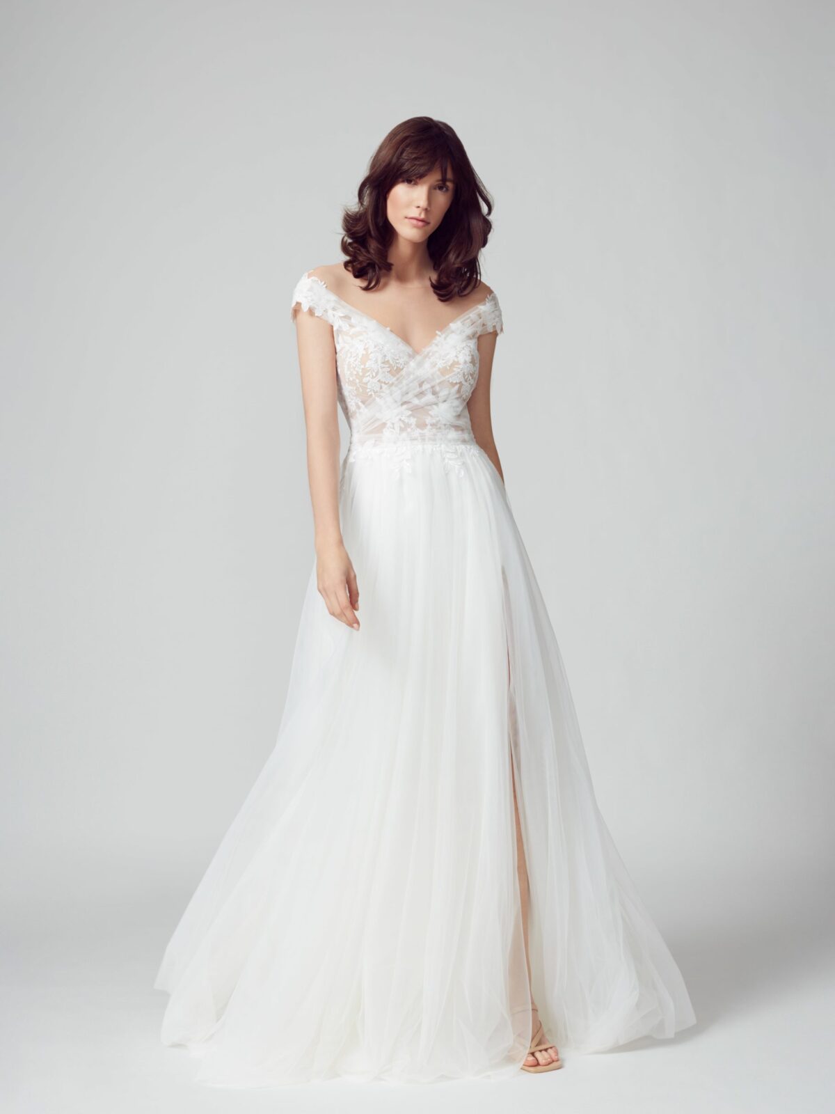 sabe_brautatelier ried_cloud_brautkleid_a-linie_softtuell_bluetenspitze_carmen-ausschnitt_ivory_vorne_1-min