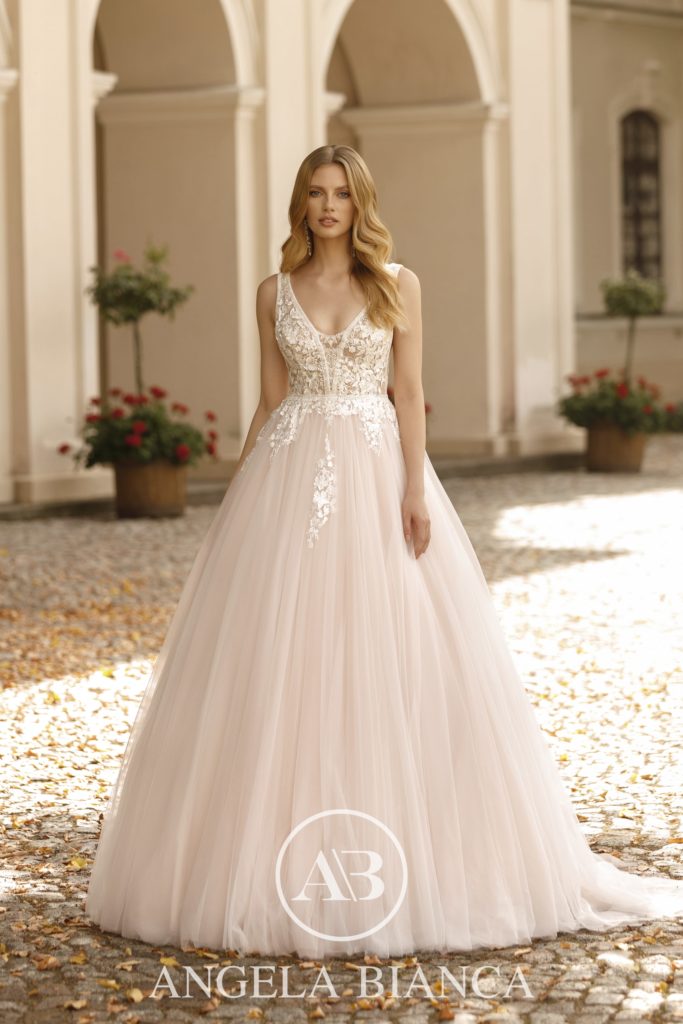 angela bianca_brautatelier ried_1082_brautkleid_prinzessin_softtüll_spitze_v-ausschnitt_capp.-ivory-nude_vorne_1-min angela bianca_brautatelier ried_1082_brautkleid_prinzessin_softtüll_spitze_v-ausschnitt_capp.-ivory-nude_vorne_1-min