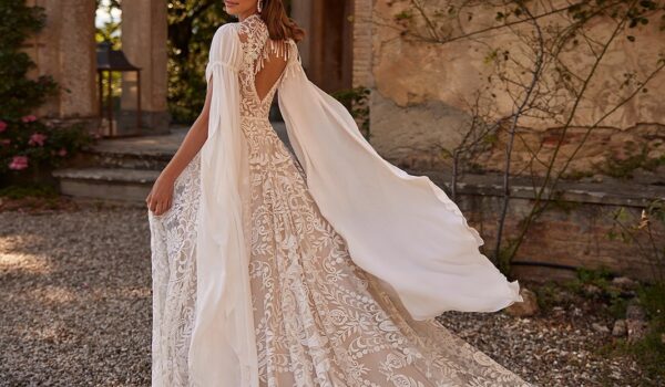 dama couture_brautkleid_cassidy_all over boho spitze_abnehmbares cape_flugelaermel_schluessellochruecken_1 dama-couture_brautkleid_cassidy_all-over-boho-spitze_abnehmbares-cape_flugelaermel_schluessellochruecken_1-1.jpg