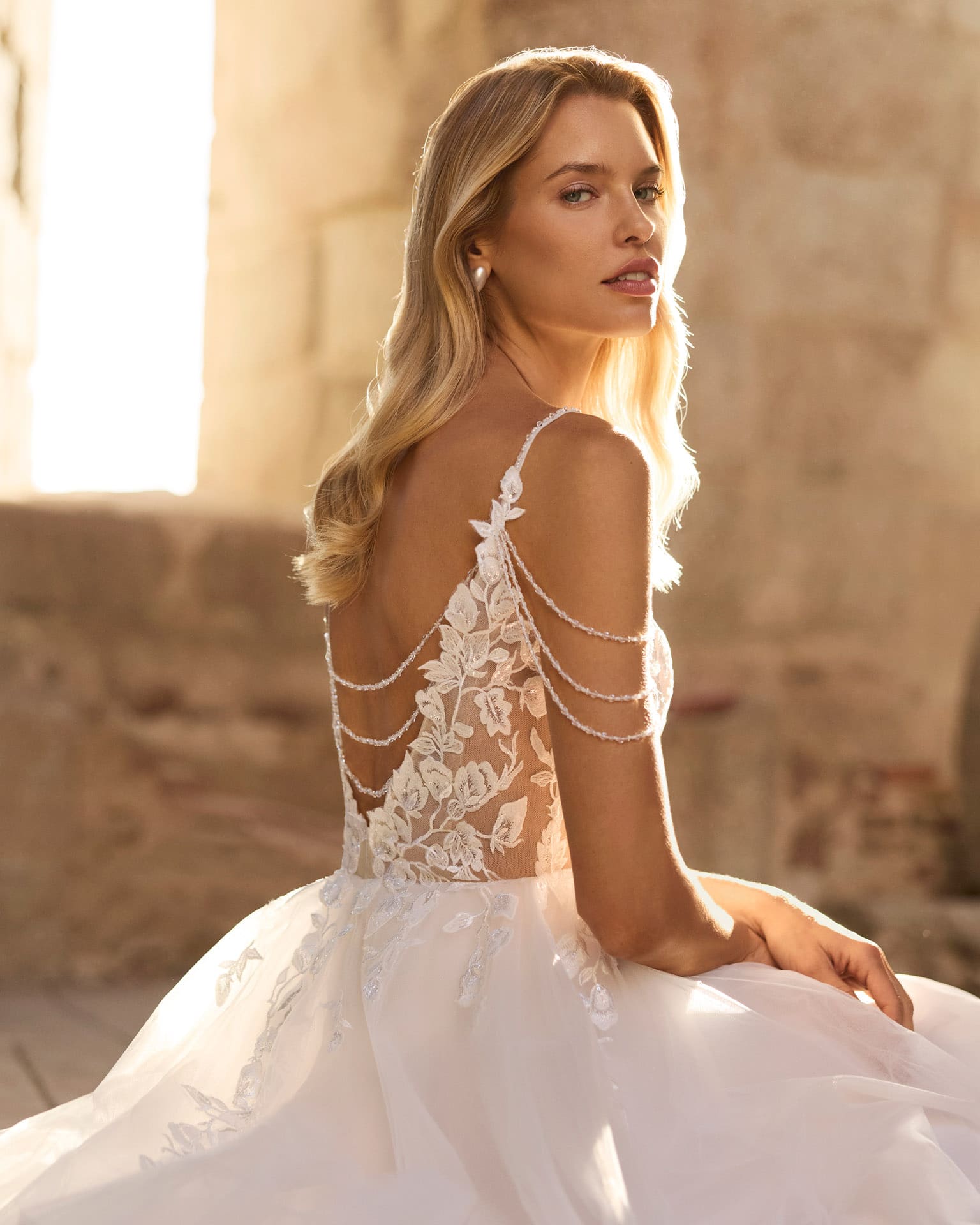 adriana alier_brautatelier ried_pinara_2n136_a-linie_glitzer-tuell_v-ausschnitt_taeger_spitze_perlen_beinschlitz_ivory-nude_details_1