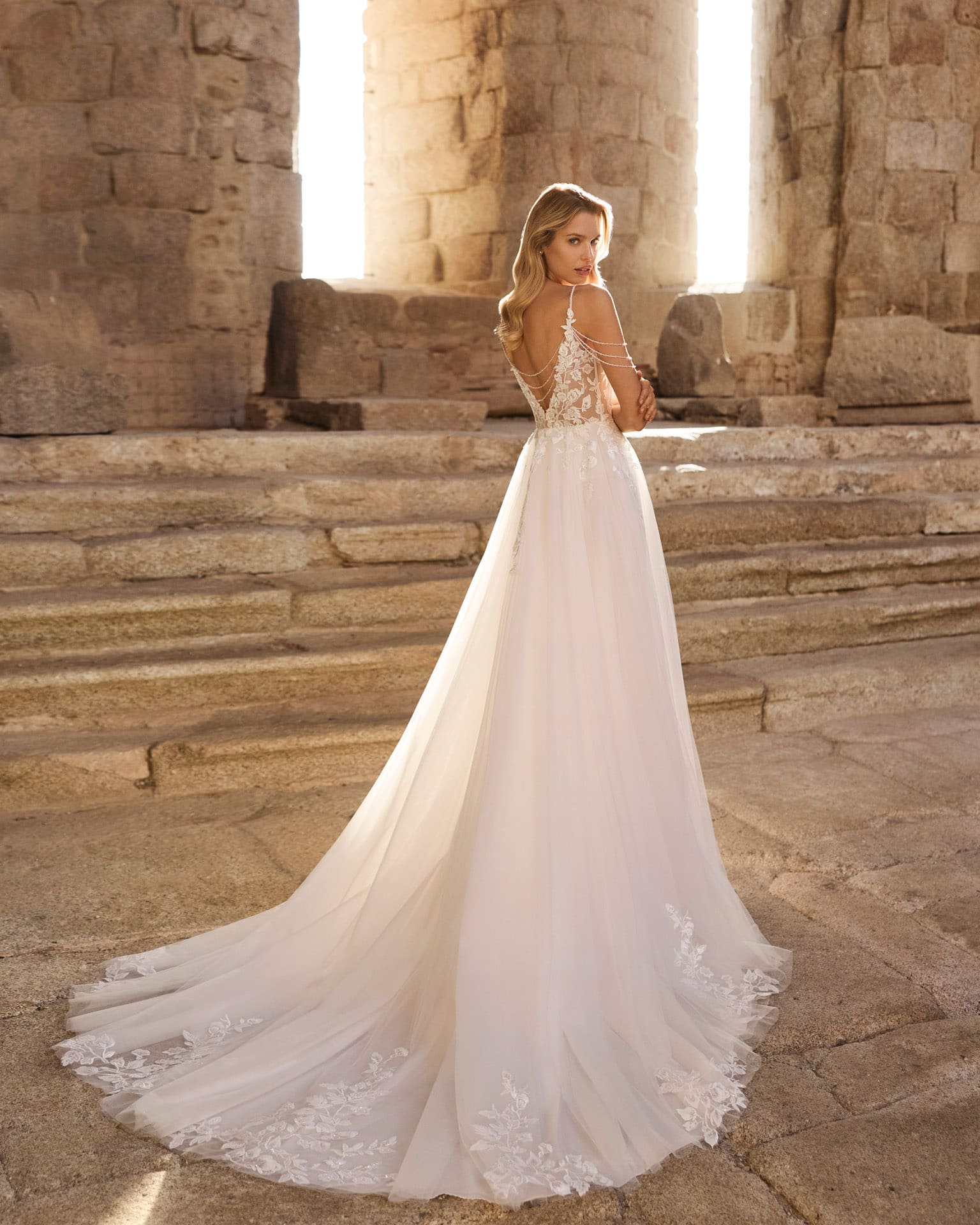 adriana alier_brautatelier ried_pinara_2n136_a-linie_glitzer-tuell_v-ausschnitt_taeger_spitze_perlen_beinschlitz_ivory-nude_ruecken_2