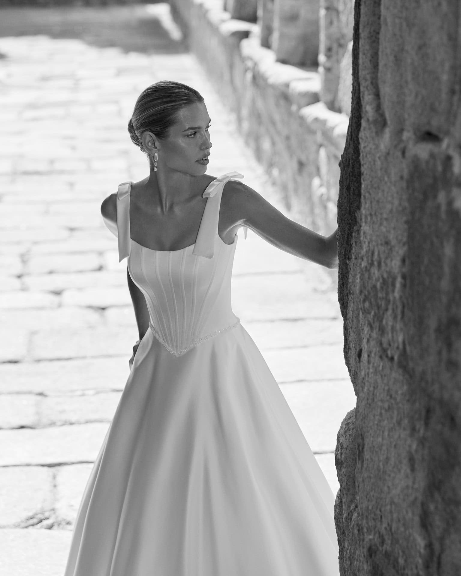 adriana alier_brautatelier ried_planet_2n141_a-linie_satin-karree-ausschnitt_traeger_schleife_clean_ivory_details_1_sw