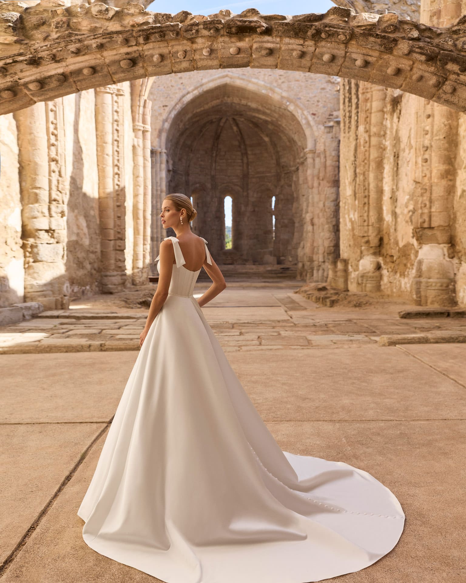 adriana alier_brautatelier ried_planet_2n141_a-linie_satin-karree-ausschnitt_traeger_schleife_clean_ivory_ruecken_1