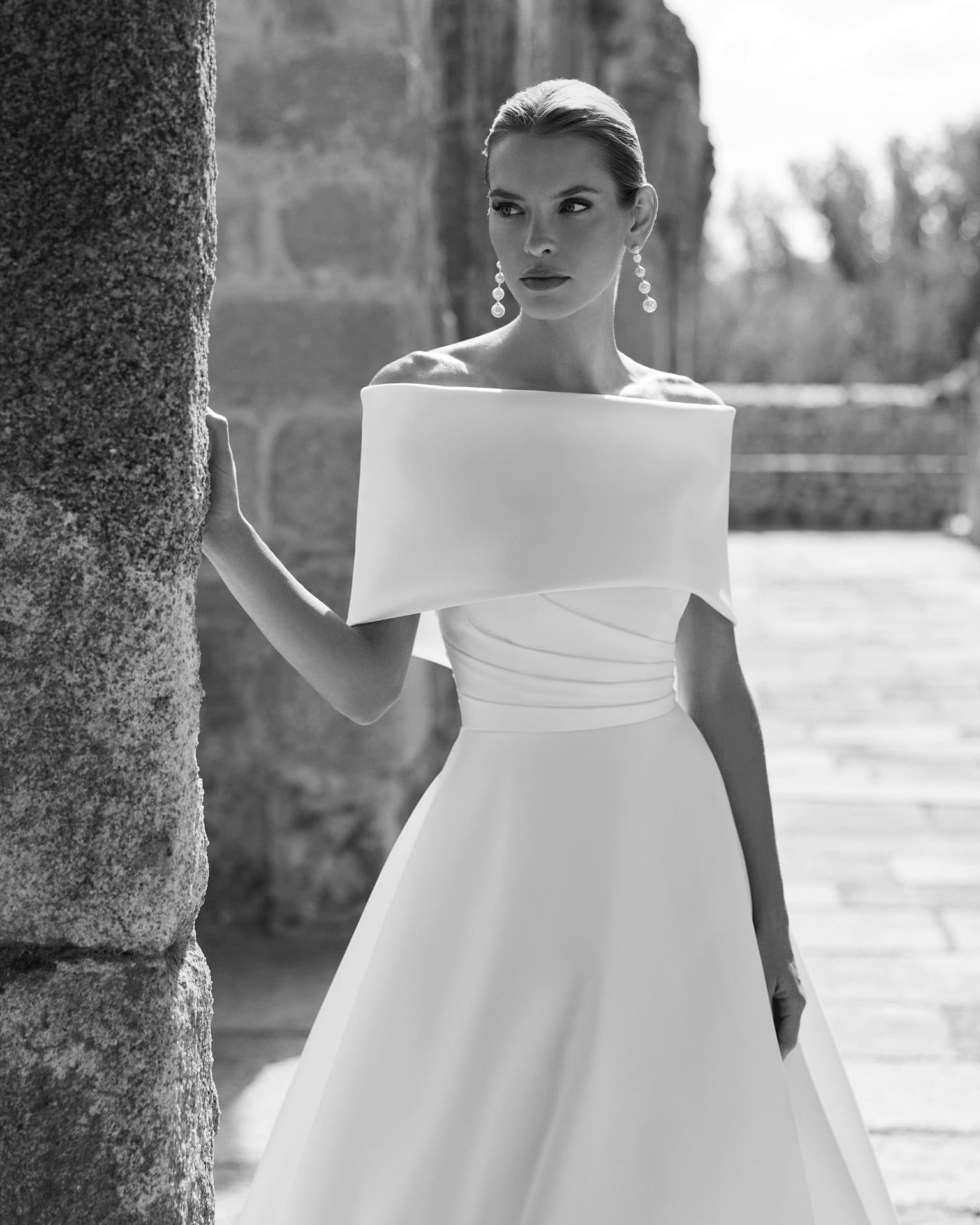 adriana alier_brautatelier ried_poppy_2n151_a-linie_mikado_traegerlos_clean_ivory_details_1_sw