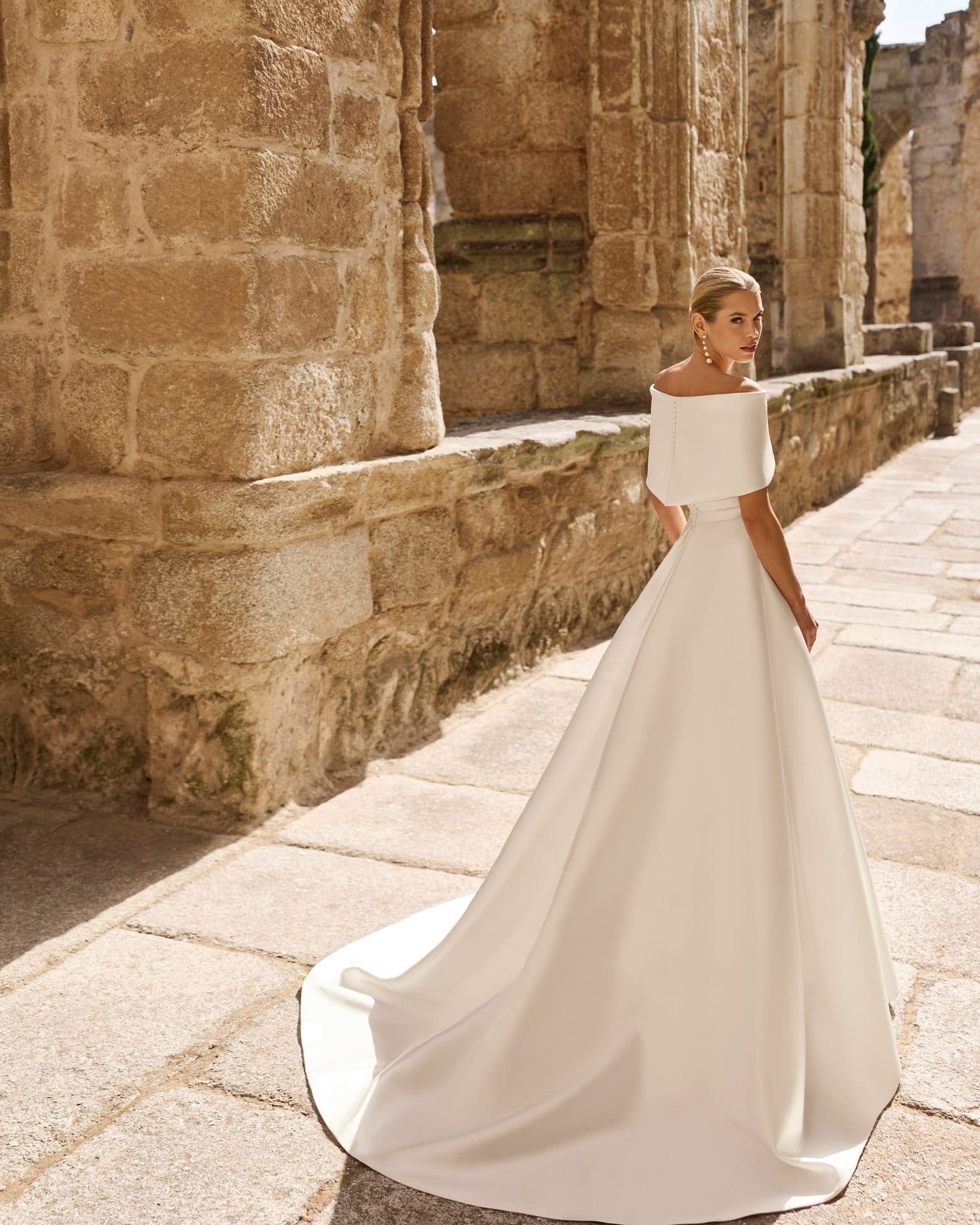adriana alier_brautatelier ried_poppy_2n151_a-linie_mikado_traegerlos_clean_ivory_ruecken_1