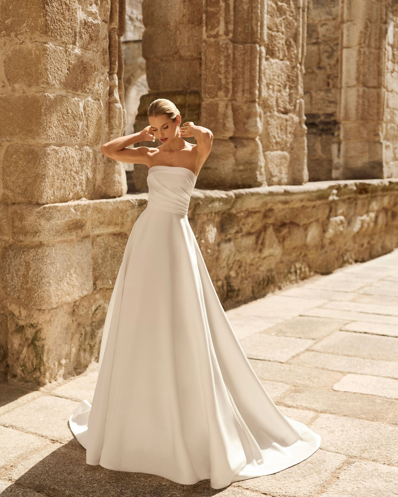 adriana alier_brautatelier ried_poppy_2n151_a-linie_mikado_traegerlos_clean_ivory_vorne_1