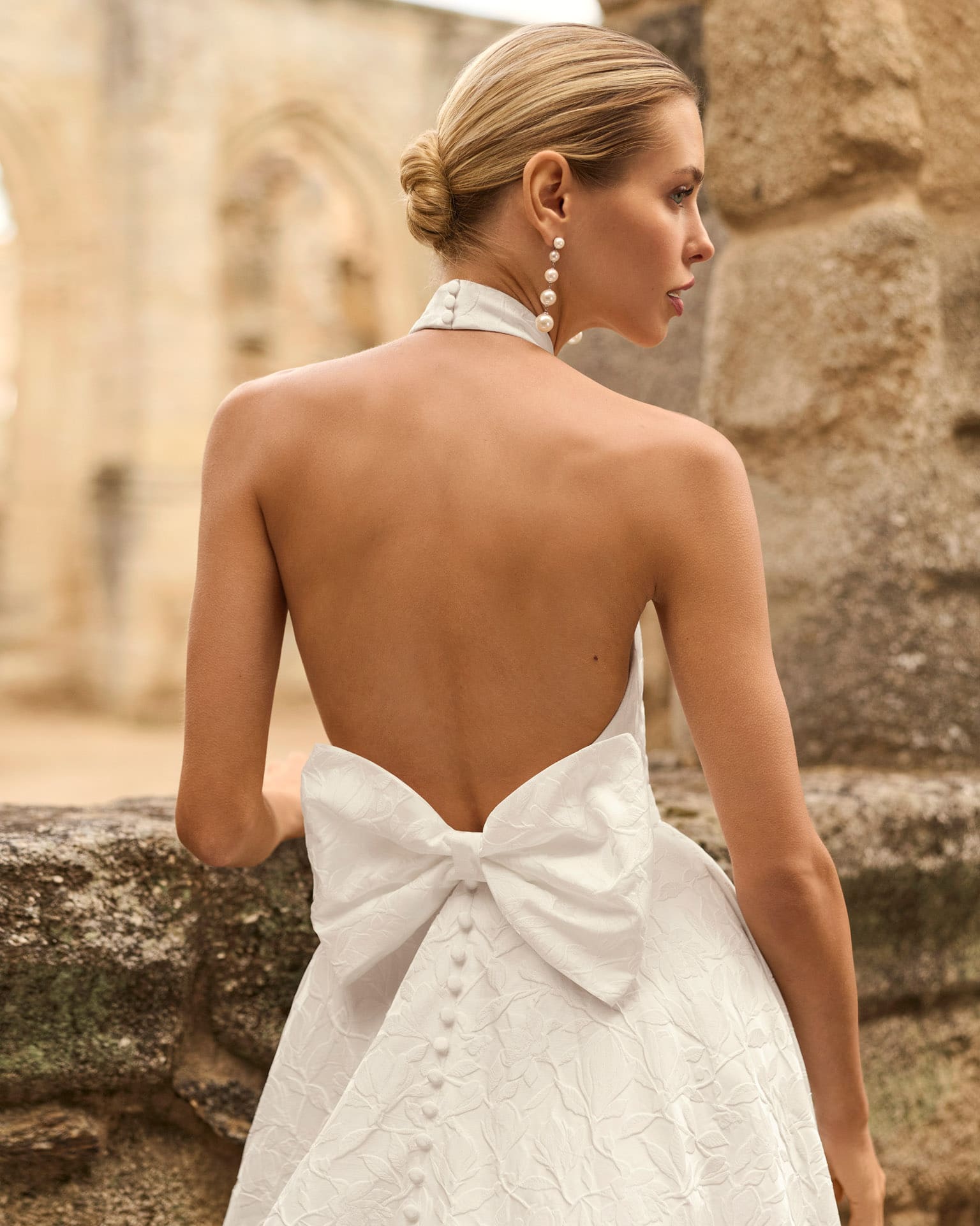 adriana alier_brautatelier ried_prado_2n155_a-linie_verona-mikado_neckholder-ausschnitt_offener ruecken_schleife_ivory_details_1