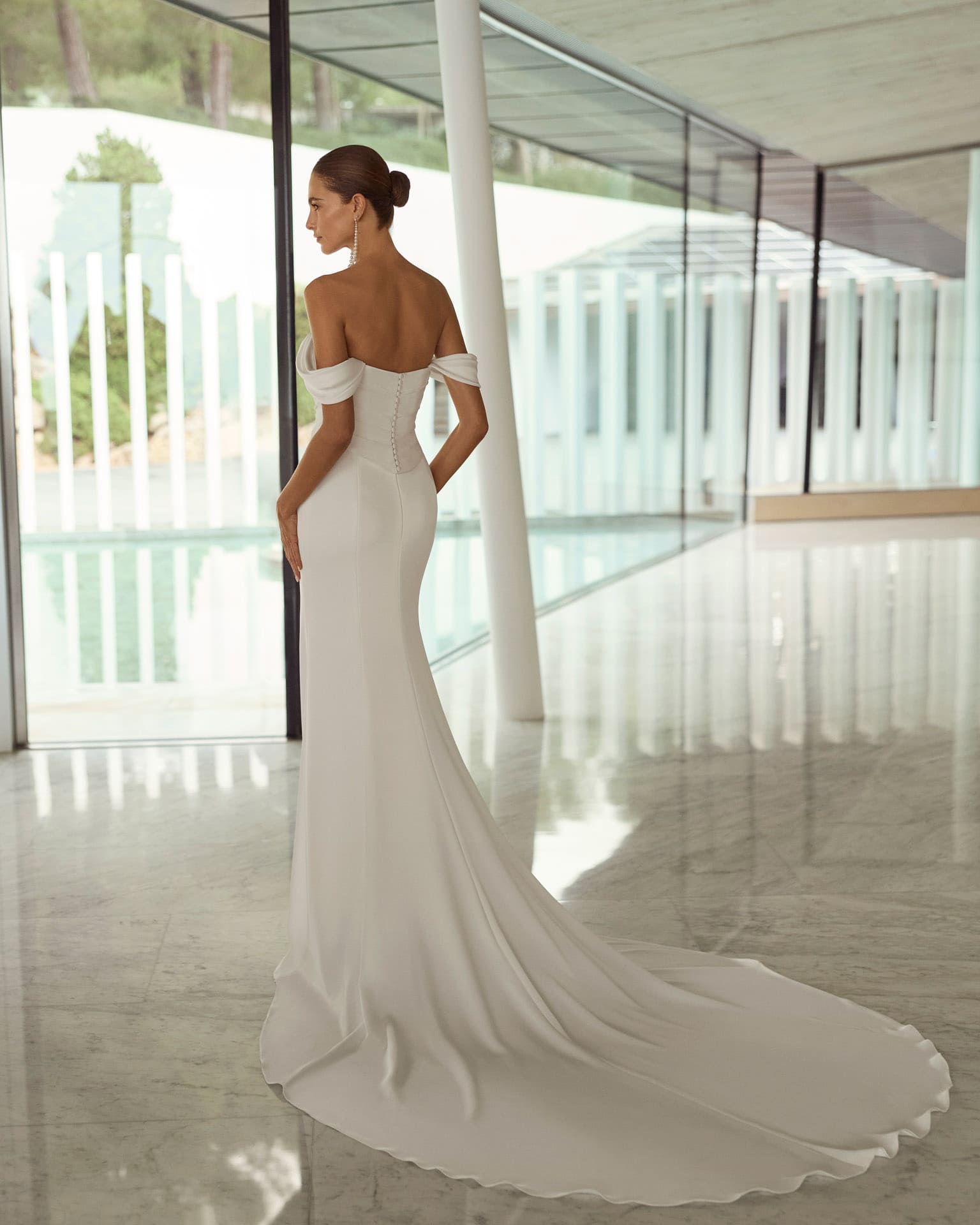 rosa clara_brautatelier ried_garazi_2k105_meerjungfrau_fitandflair_crepe_herzausschnitt_traegerlos_geknoepfter ruecken_clean_ivory_ruecken_1