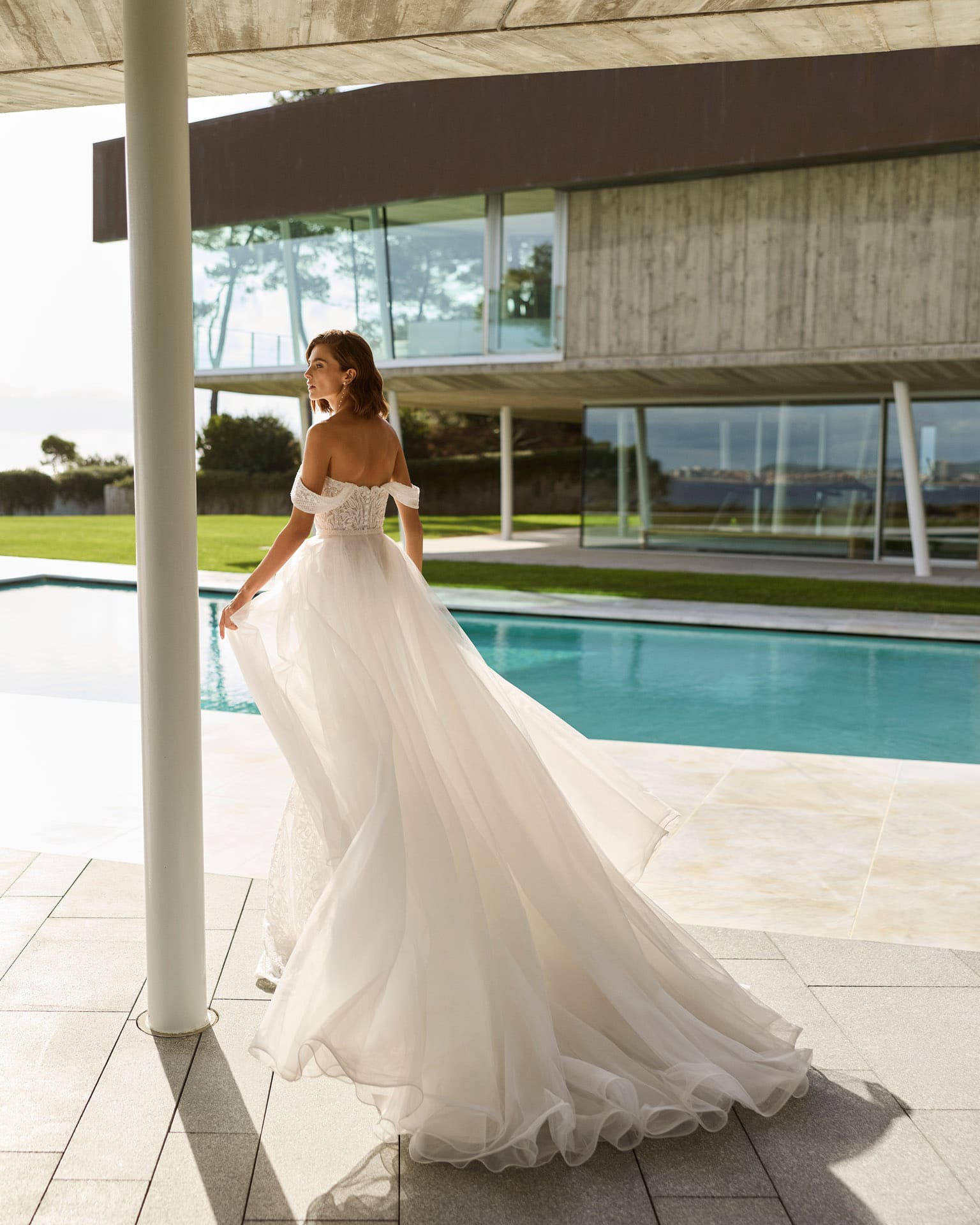 rosa clara_brautatelier ried_glenda_2k220_meerjungfrau_fitandflair_traegerlos_off-shoulder traeger_spitze_tuell-uebrrock_ivory-nude_ruecken_1