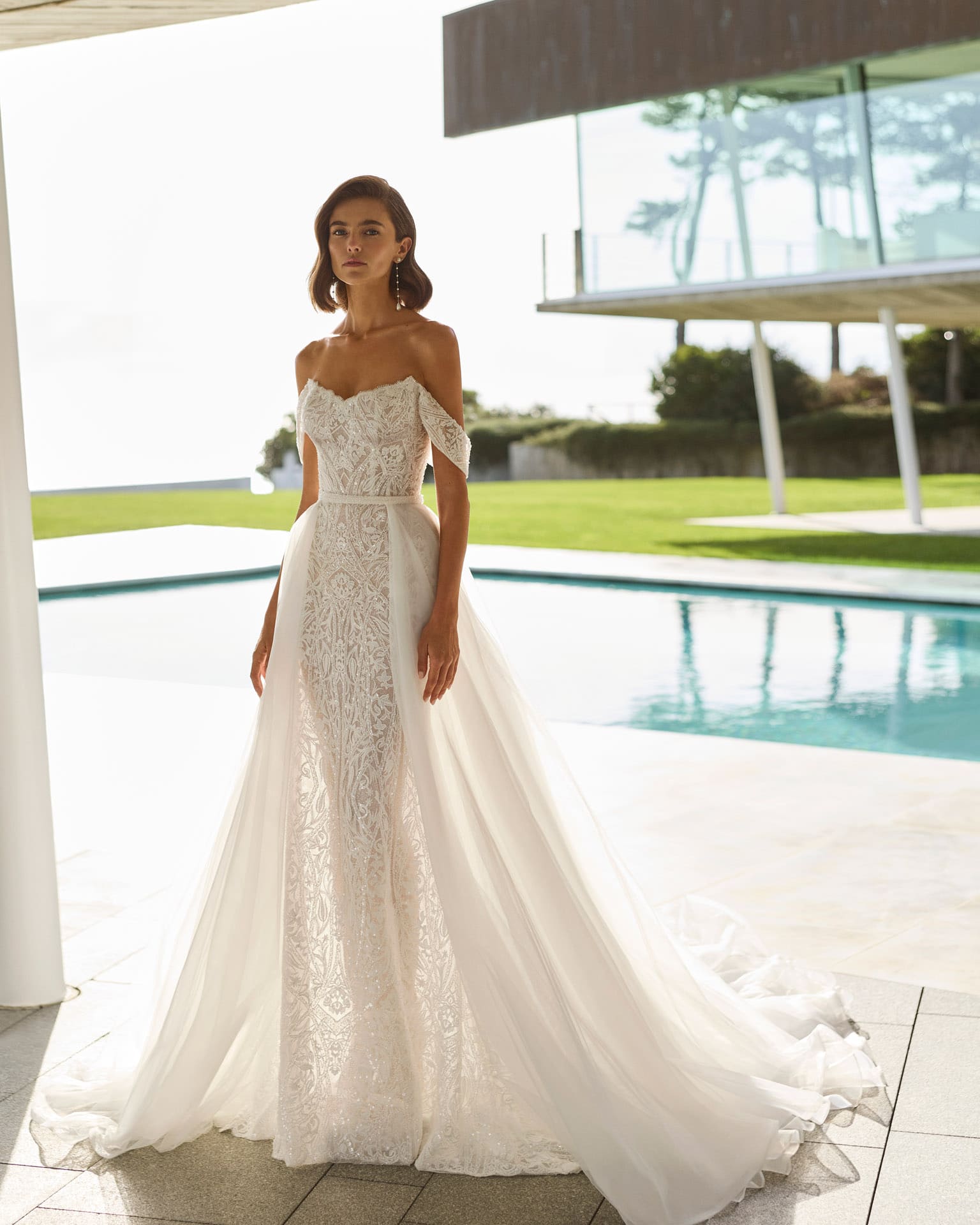 rosa clara_brautatelier ried_glenda_2k220_meerjungfrau_fitandflair_traegerlos_off-shoulder traeger_spitze_tuell-uebrrock_ivory-nude_vorne_1