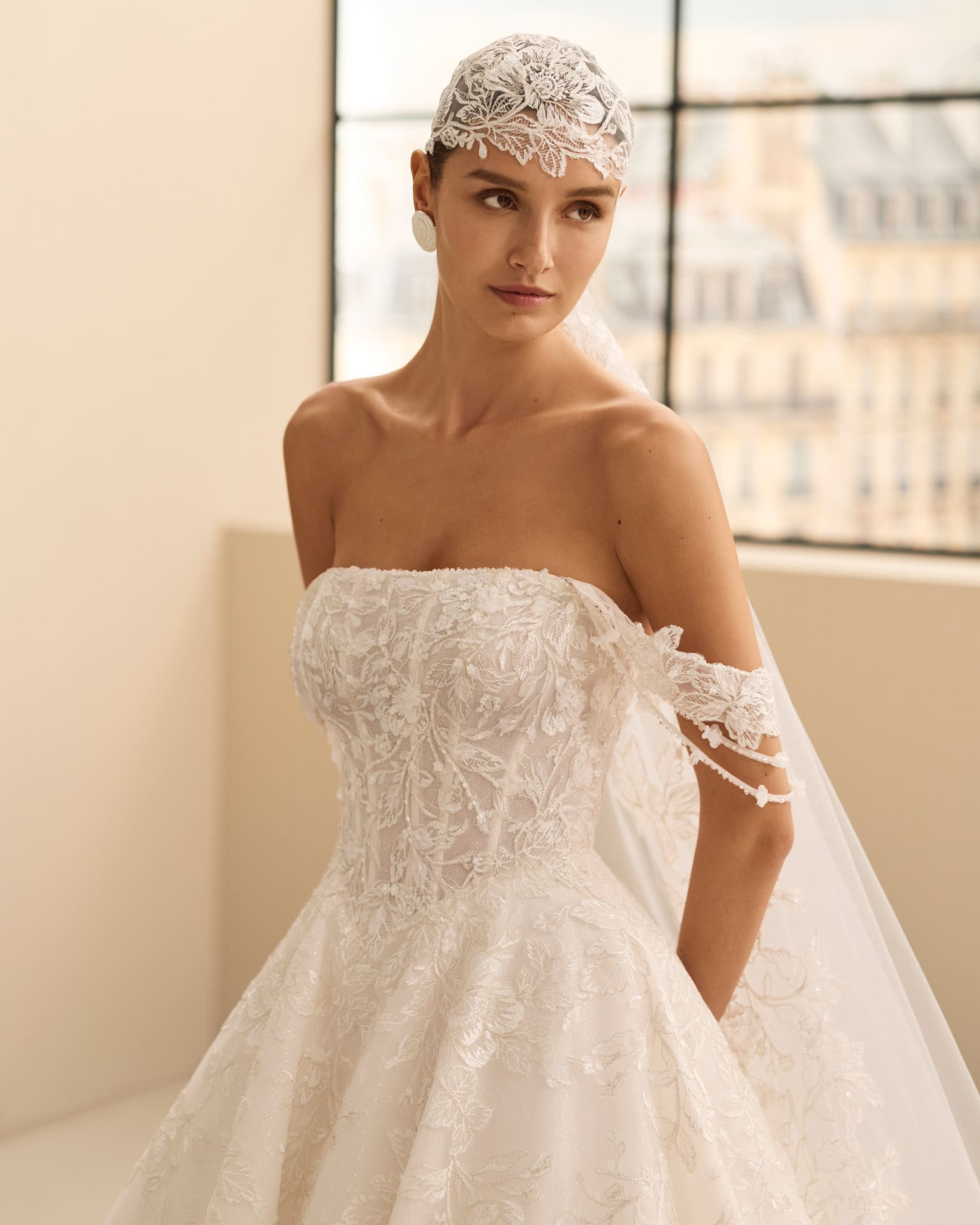 rosa clara_brautatelier ried_nayra_26205_prinzessin_tuell mit silberfaeden_perlenspitze_traegerlos_abnehmbare jacke_ivory_details_1