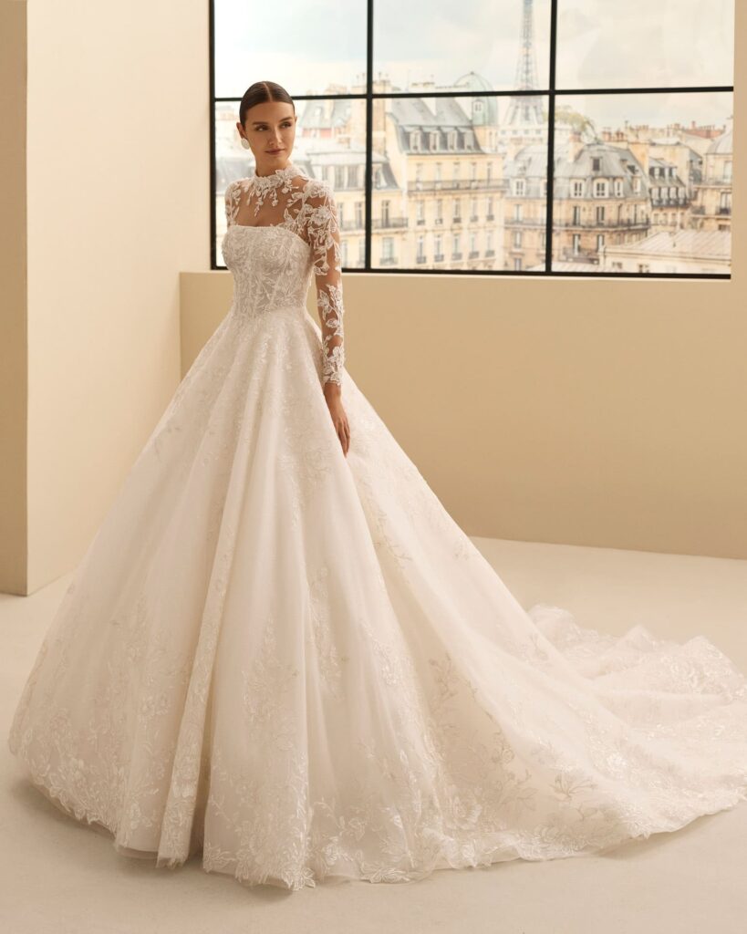 rosa clara_brautatelier ried_nayra_26205_prinzessin_tuell mit silberfaeden_perlenspitze_traegerlos_abnehmbare jacke_ivory_vorne_1 rosa clara_brautatelier ried_nayra_26205_prinzessin_tuell mit silberfaeden_perlenspitze_traegerlos_abnehmbare jacke_ivory_vorne_1