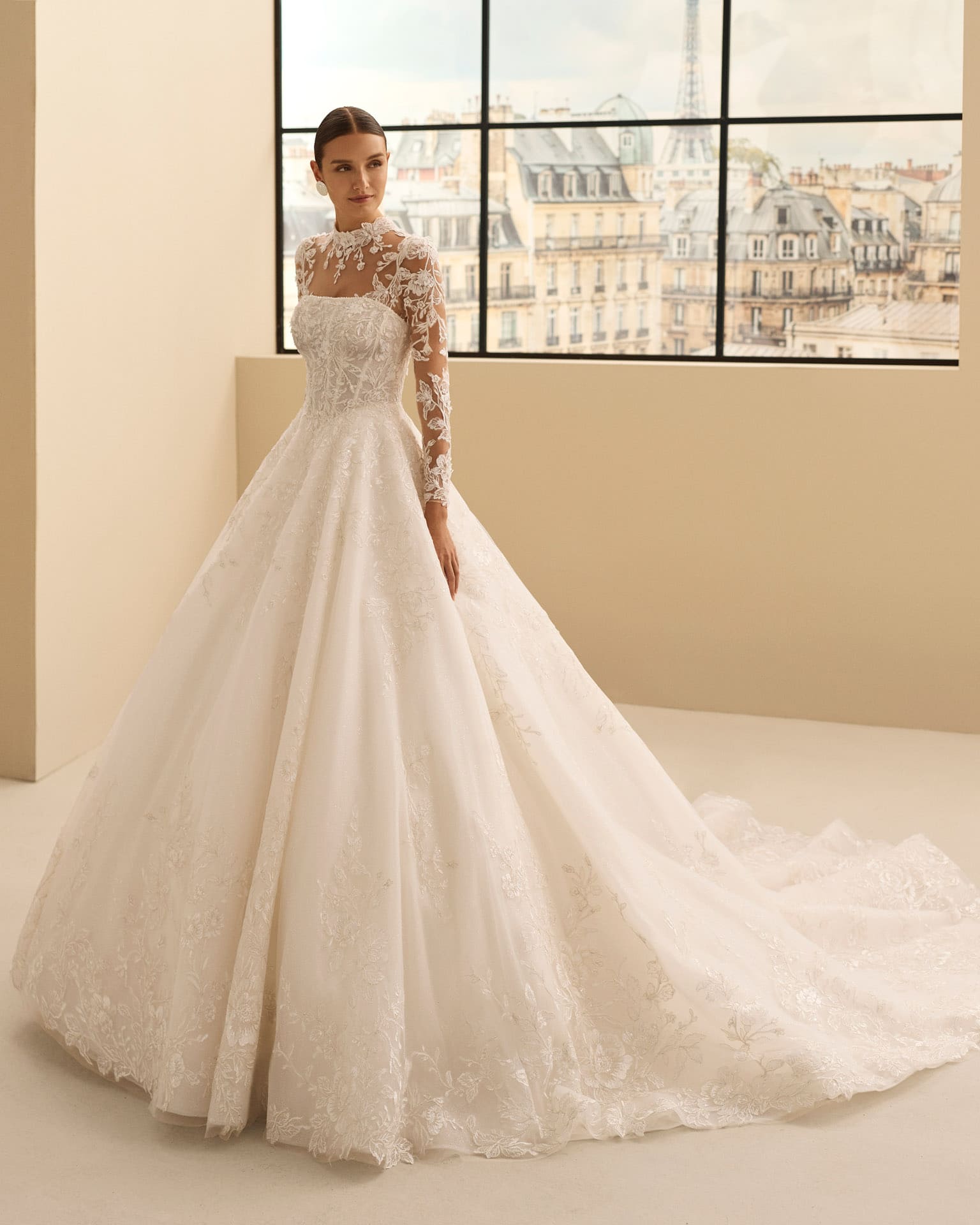 rosa clara_brautatelier ried_nayra_26205_prinzessin_tuell mit silberfaeden_perlenspitze_traegerlos_abnehmbare jacke_ivory_vorne_1