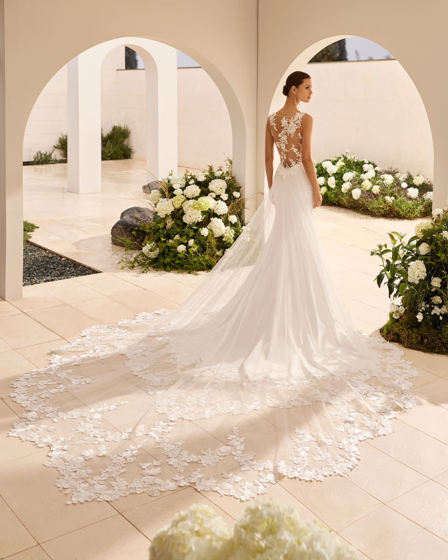 rosa clara_brautatelier ried_nedet_2a222_meerjungfrau_fitandflair_elastischer crepe_karreeausschnitt_spitze_clean_ivory_ruecken_1