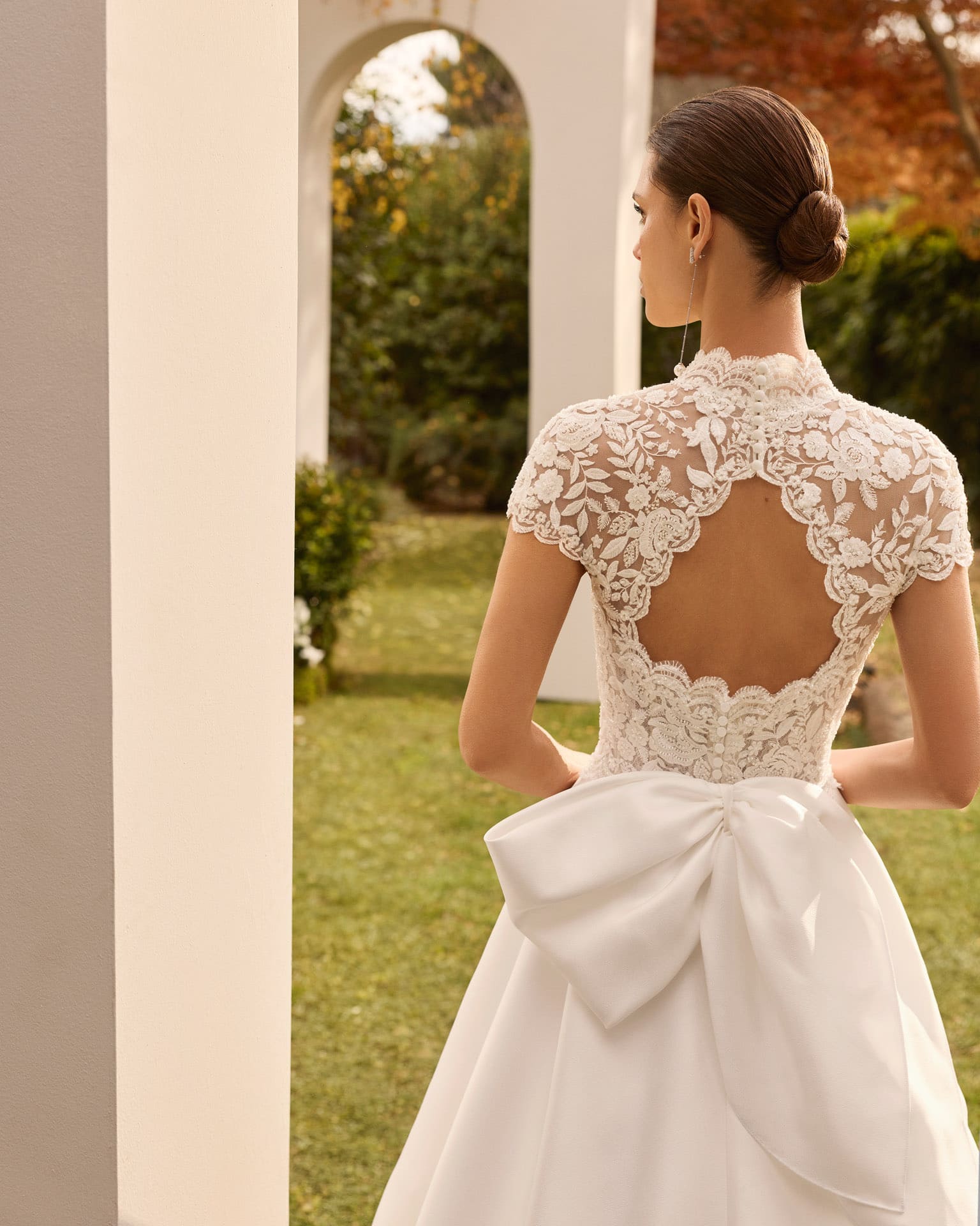 rosa clara_brautatelier ried_nolet_2a150_a-linie_glatter rock_neckholder-ausschnitt_spitze_perlen_kurze aermel_offener ruecken_ivory_details_2