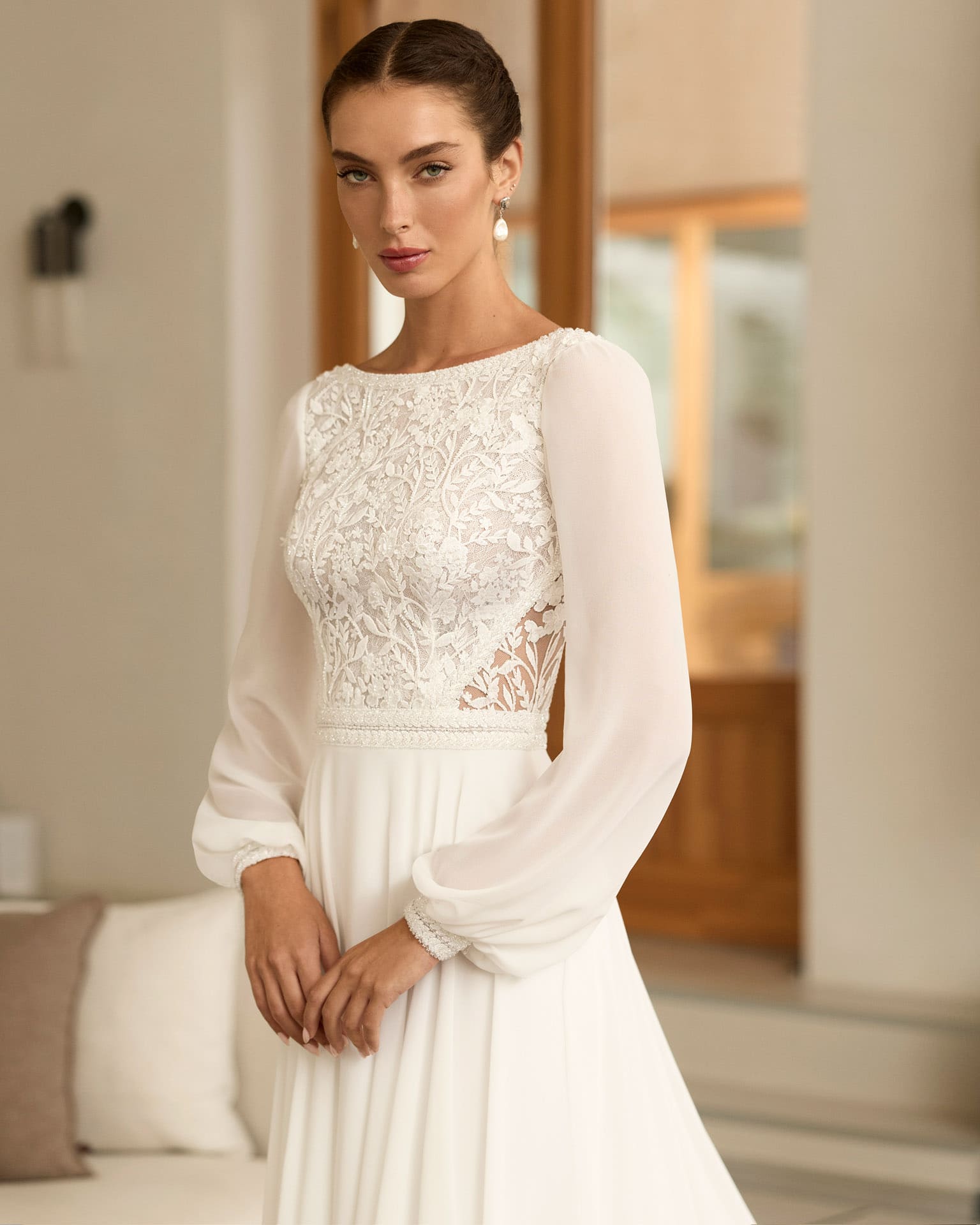 aire_brautatelier ried_reina_2h210_georgette_carmenausschnitt_v-ruecken_langarm_spitze_perle_clechtornament_ivory_details_1