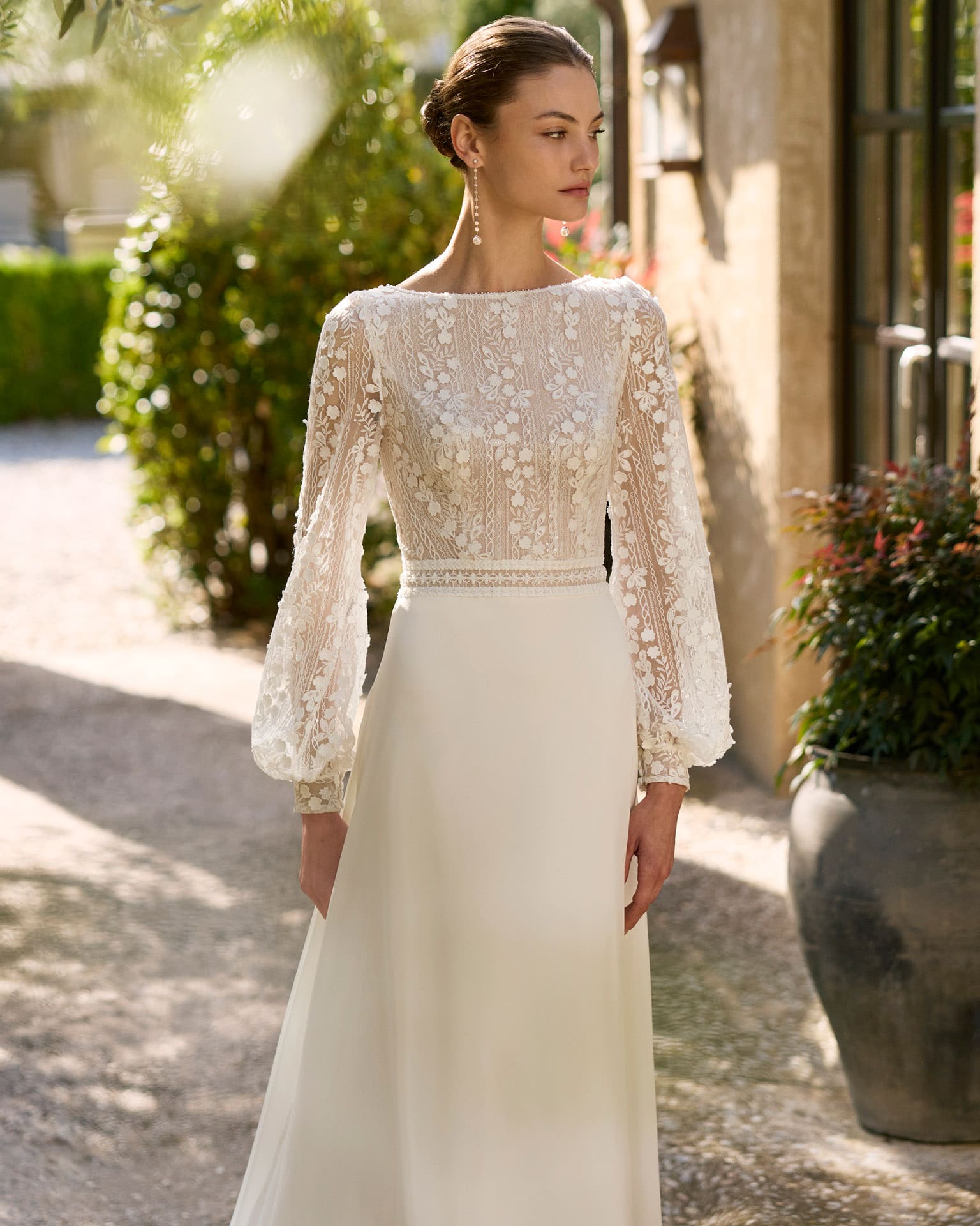 alma_brautatelier ried_marion_2b219_a-linie_georgette_schleppe_spitze_perle_carmenausschnitt_v-ruecken_puffaermel_ivory_details_1