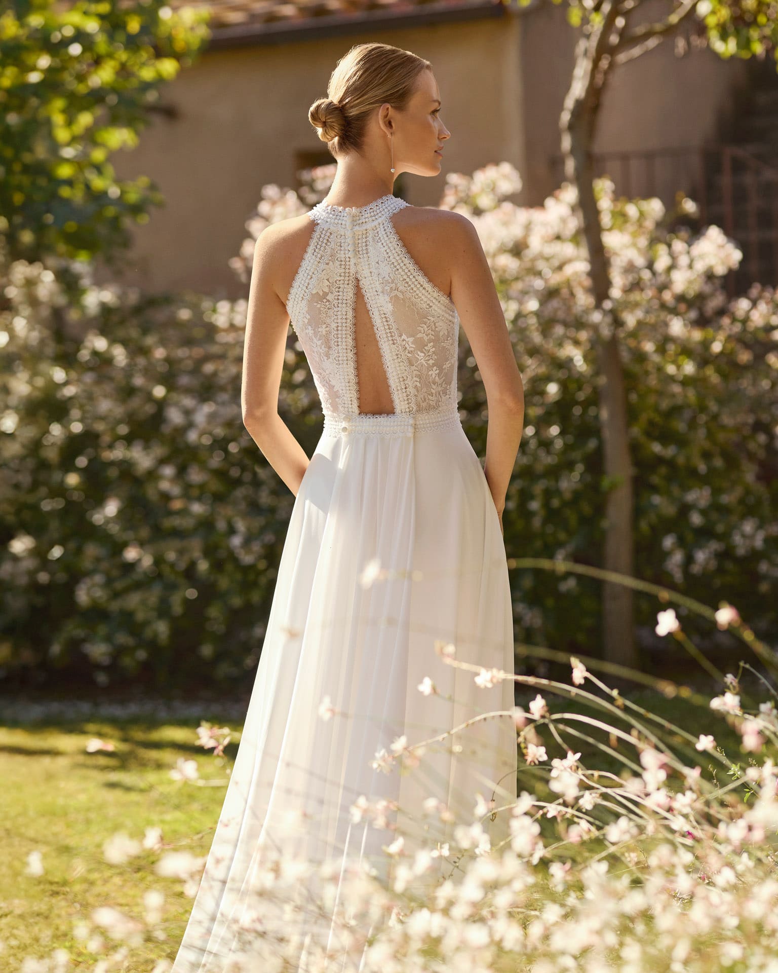 alma_brautatelier ried_marisa_2b222_a-linie_georgette_spitze_perlen_neckholder-ausschnitt_offener ruecken_beinschlitz_schleppe_ivory_details_1