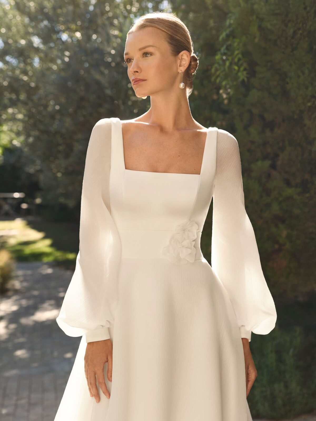 alma_brautatelier ried_mira_2b152a-linie_lira organza_karree-ausschnitt_tiefer ruecken_abnehmbare aermel_blumenspitze_ivory_details_1