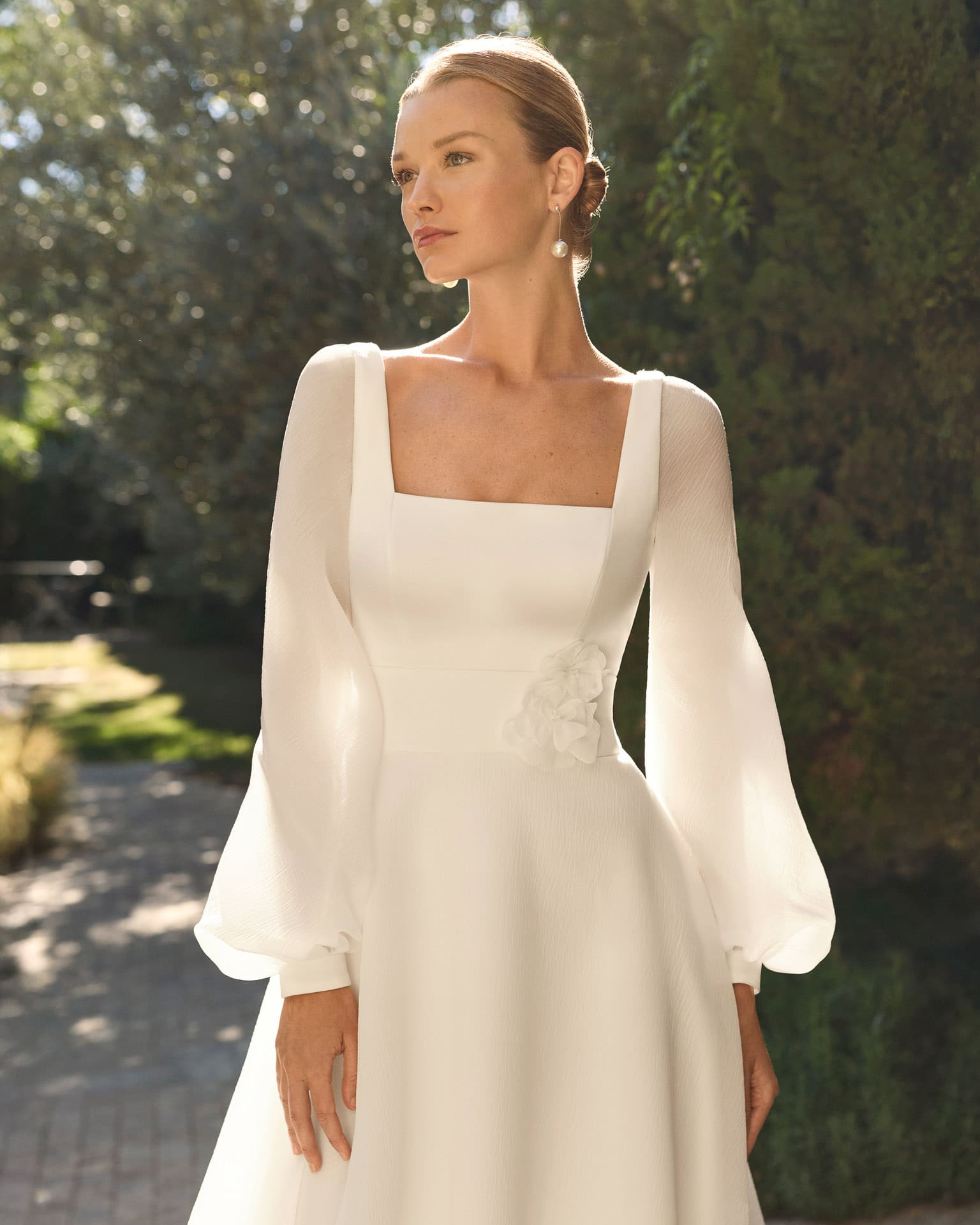 alma_brautatelier ried_mira_2b152a-linie_lira organza_karree-ausschnitt_tiefer ruecken_abnehmbare aermel_blumenspitze_ivory_details_1