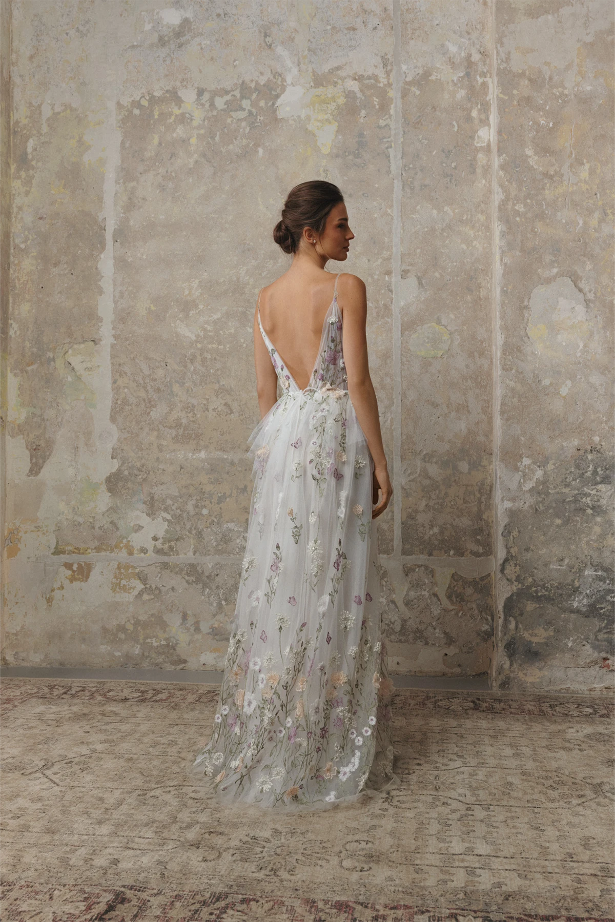anna kara_brautatelier ried_alessia_boho_softtuell_blumenspitze_spaghettitraeger_ivory_ruecken_1