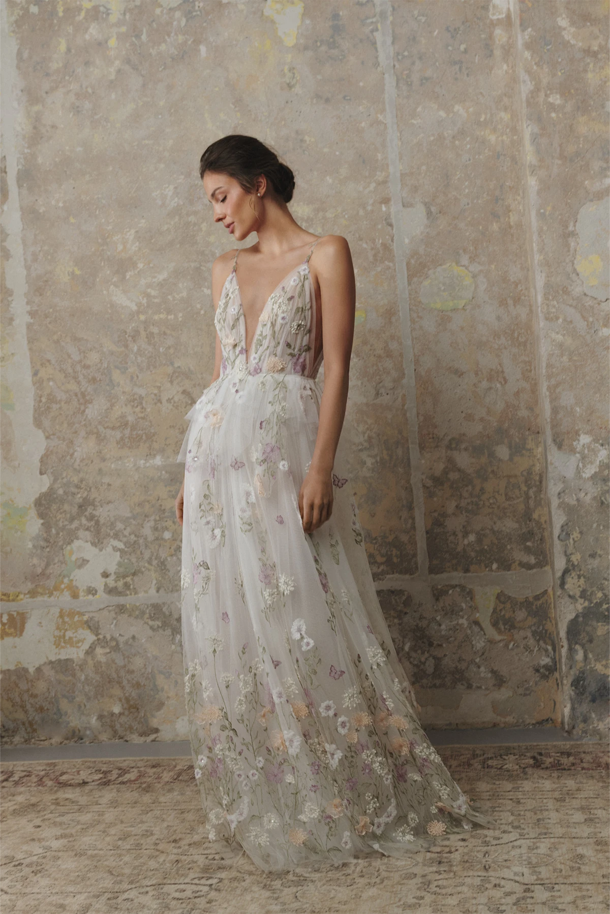 anna kara_brautatelier ried_alessia_boho_softtuell_blumenspitze_spaghettitraeger_ivory_vorne_1