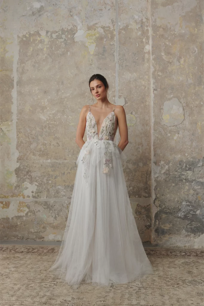 anna kara_brautatelier ried_alessia_boho_softtuell_blumenspitze_spaghettitraeger_ivory_vorne_2 anna kara_brautatelier ried_alessia_boho_softtuell_blumenspitze_spaghettitraeger_ivory_vorne_2