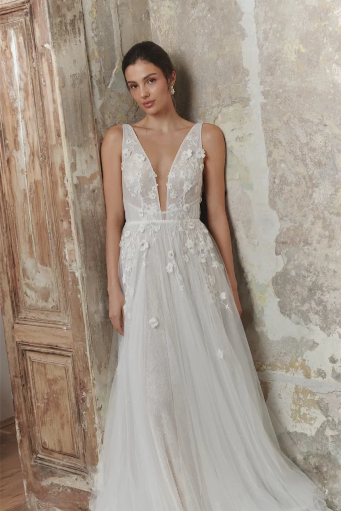 anna kara_brautatelier ried_alkira_boho_softtuell_v-ausschnitt_blumenspitze_ivory_details_1 anna kara_brautatelier ried_alkira_boho_softtuell_v-ausschnitt_blumenspitze_ivory_details_1