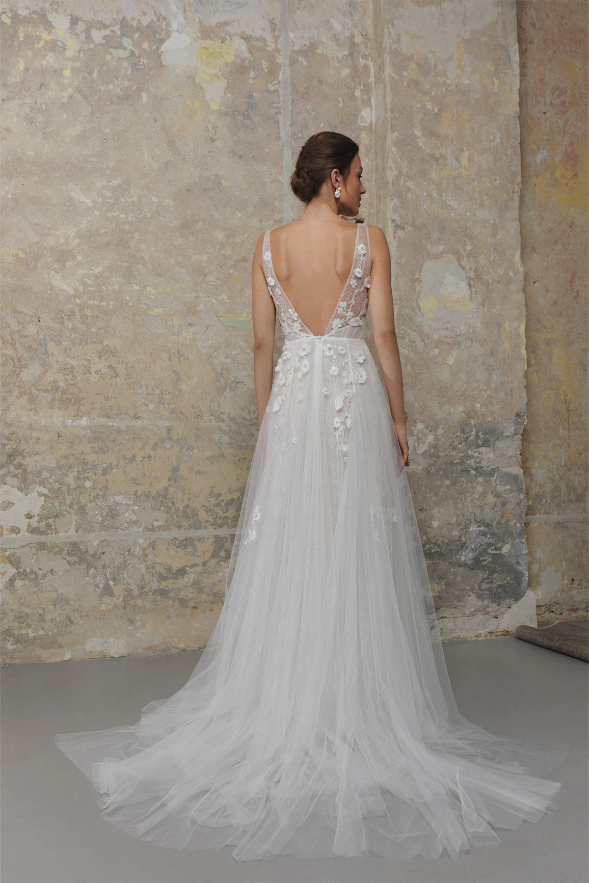 anna kara_brautatelier ried_alkira_boho_softtuell_v-ausschnitt_blumenspitze_ivory_ruecken_1