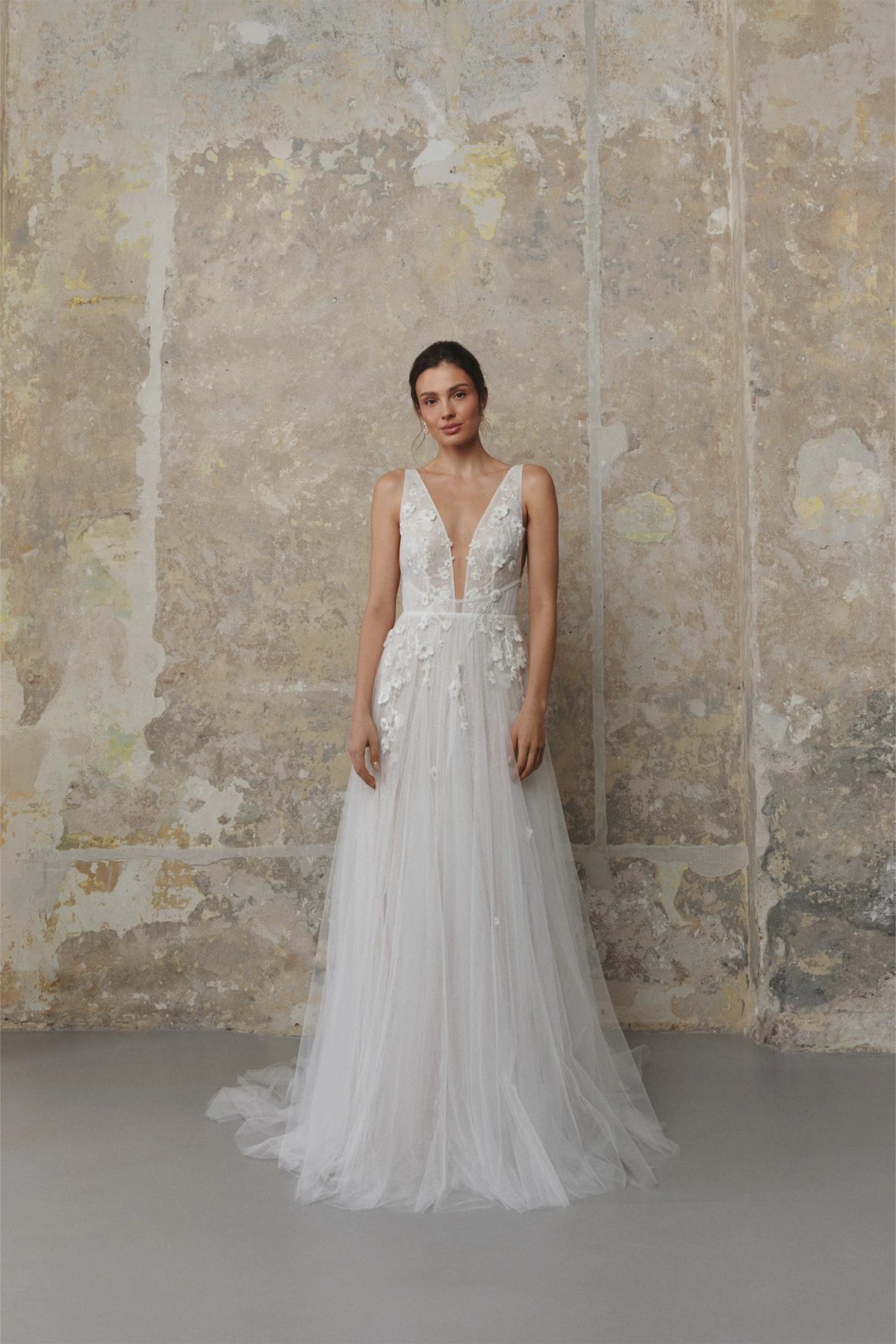 anna kara_brautatelier ried_alkira_boho_softtuell_v-ausschnitt_blumenspitze_ivory_vorne_1