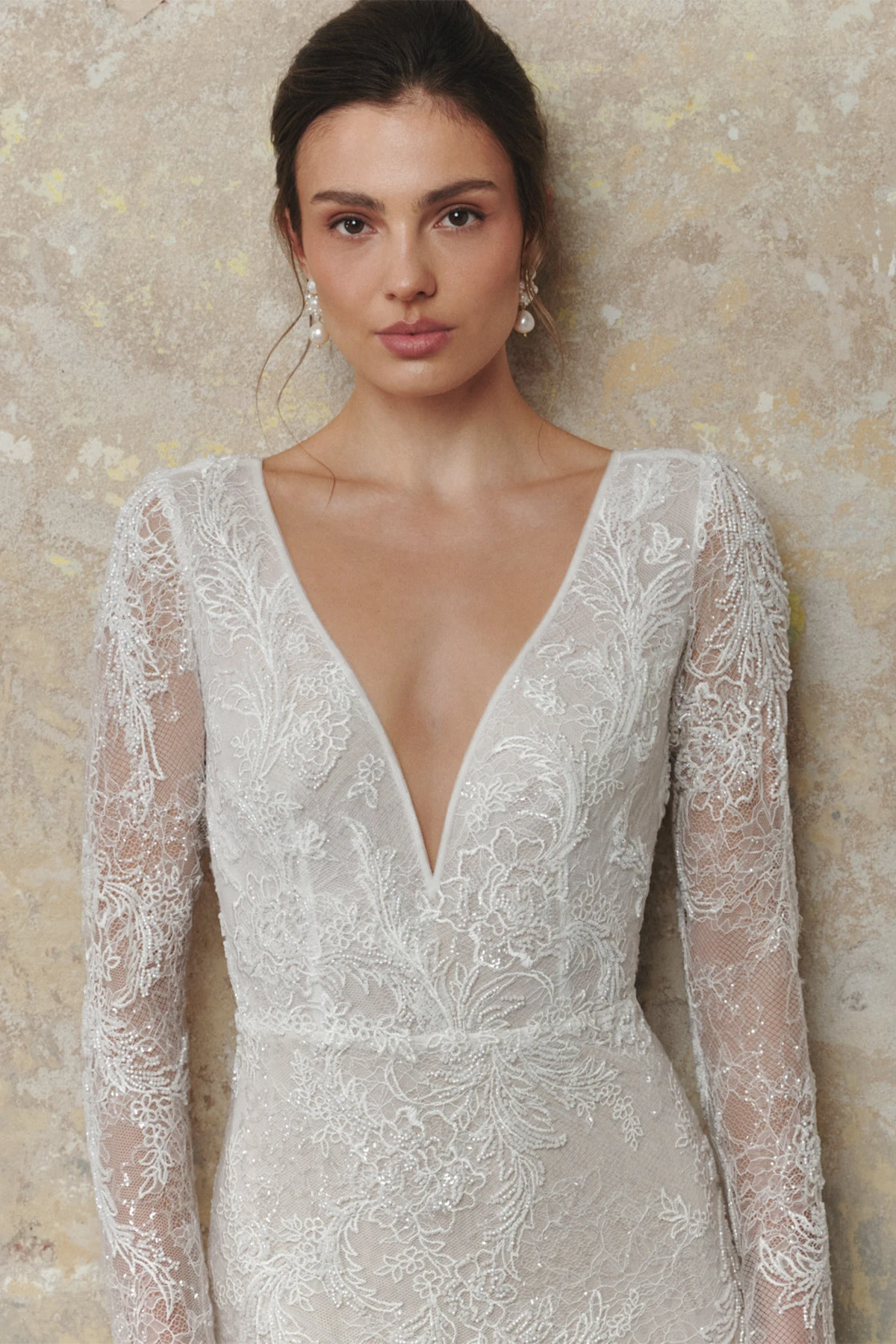 anna kara_brautatelier ried_liora_boho_fit and flari_all-over spitze_offener ruecken_ivory_details_1