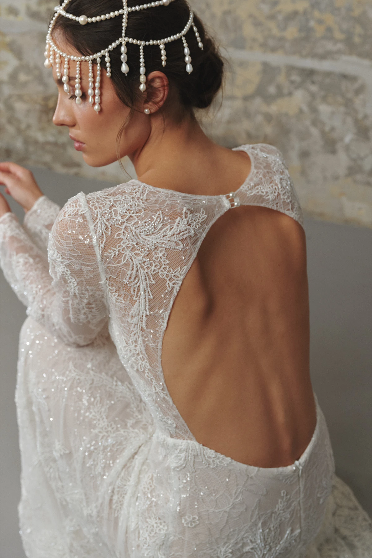 anna kara_brautatelier ried_liora_boho_fit and flari_all-over spitze_offener ruecken_ivory_details_3