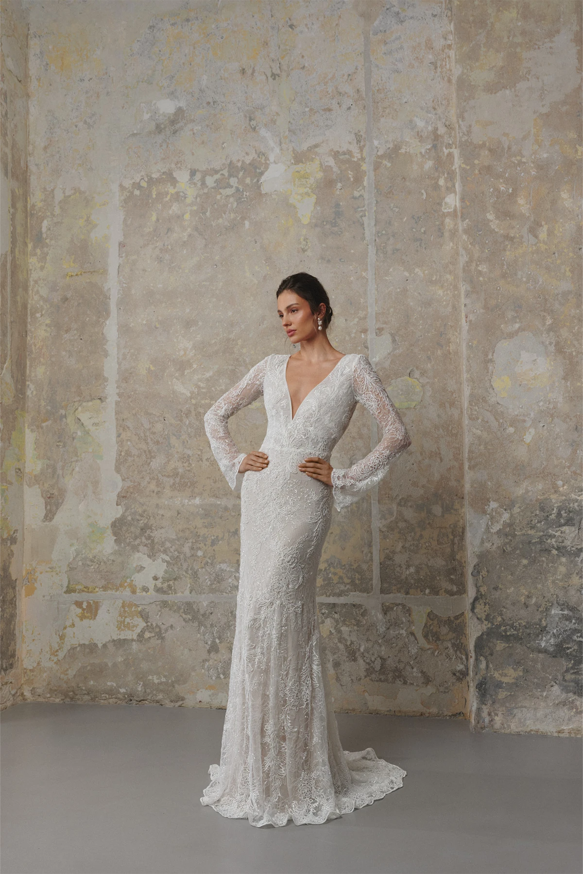 anna kara_brautatelier ried_liora_boho_fit and flari_all-over spitze_offener ruecken_ivory_vorne_1