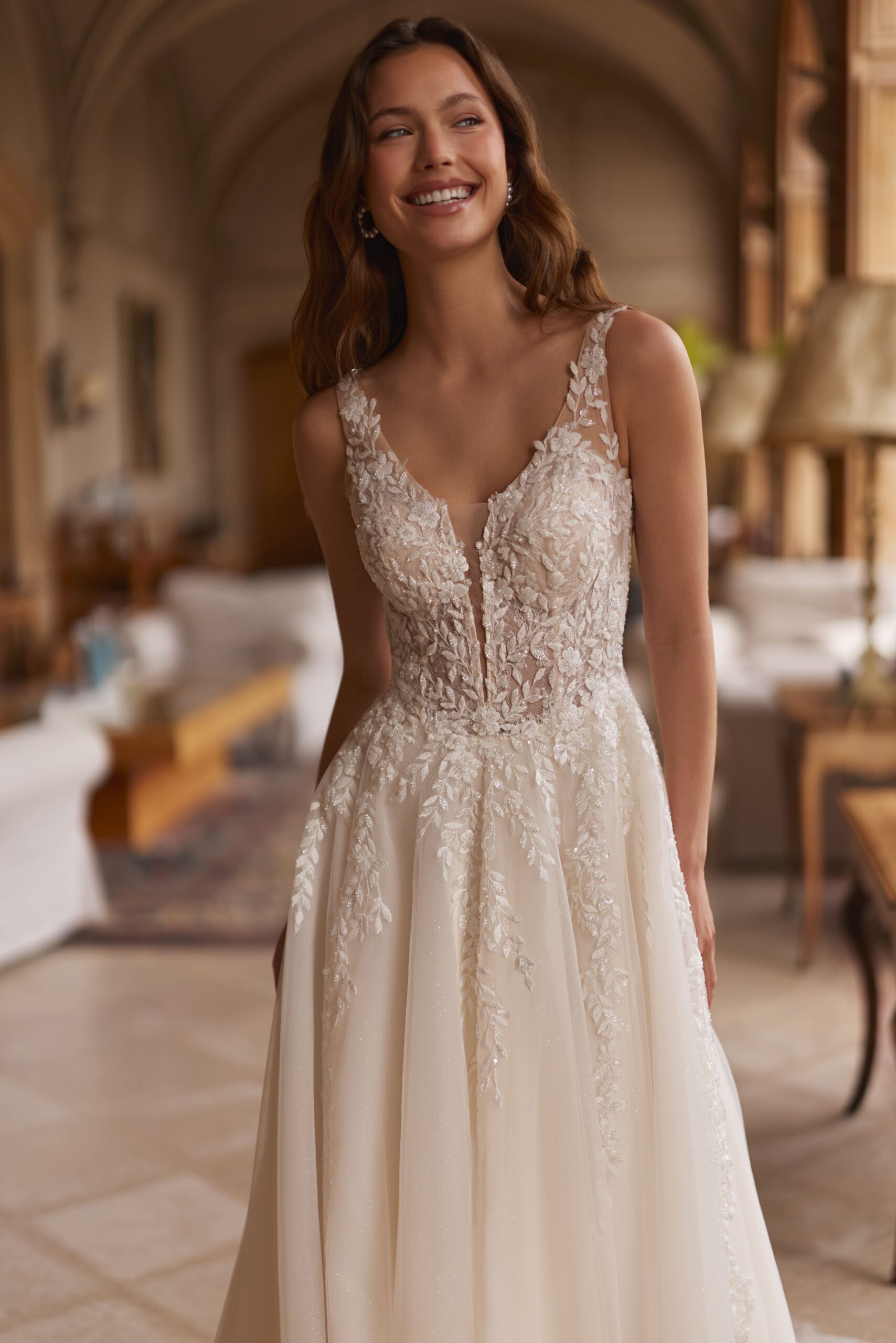 elizabeth passion_brautatelier ried_6042_a-linie_glitztuell_schleppe_spitze_v-ausschnitt_v-ruecken_ivory_beige_details_01