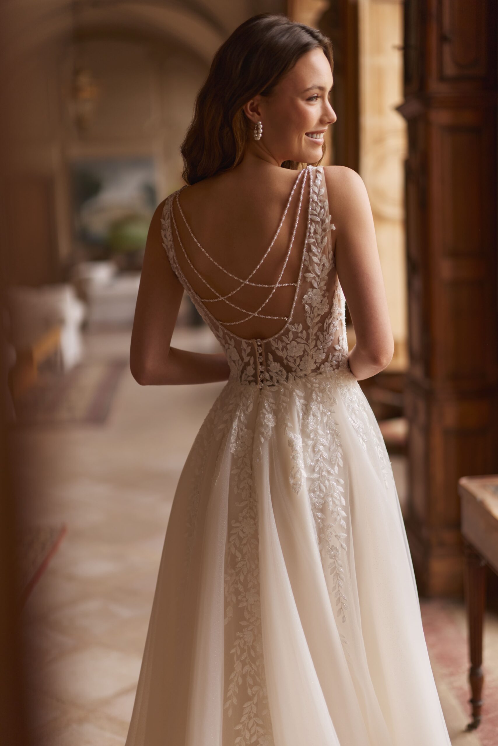elizabeth passion_brautatelier ried_6042_a-linie_glitztuell_schleppe_spitze_v-ausschnitt_v-ruecken_ivory_beige_hinten_02