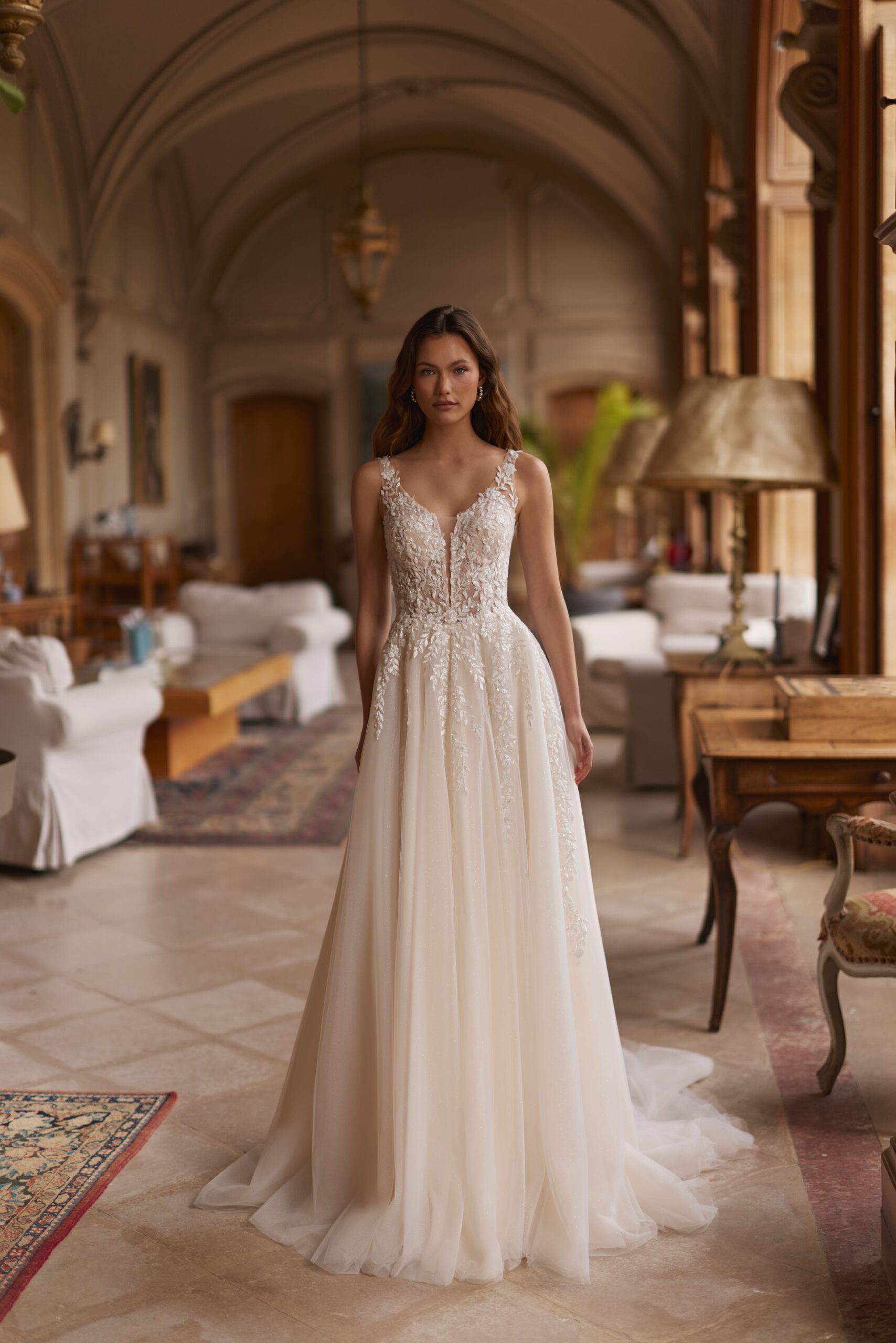 elizabeth passion_brautatelier ried_6042_a-linie_glitztuell_schleppe_spitze_v-ausschnitt_v-ruecken_ivory_beige_vorne_01