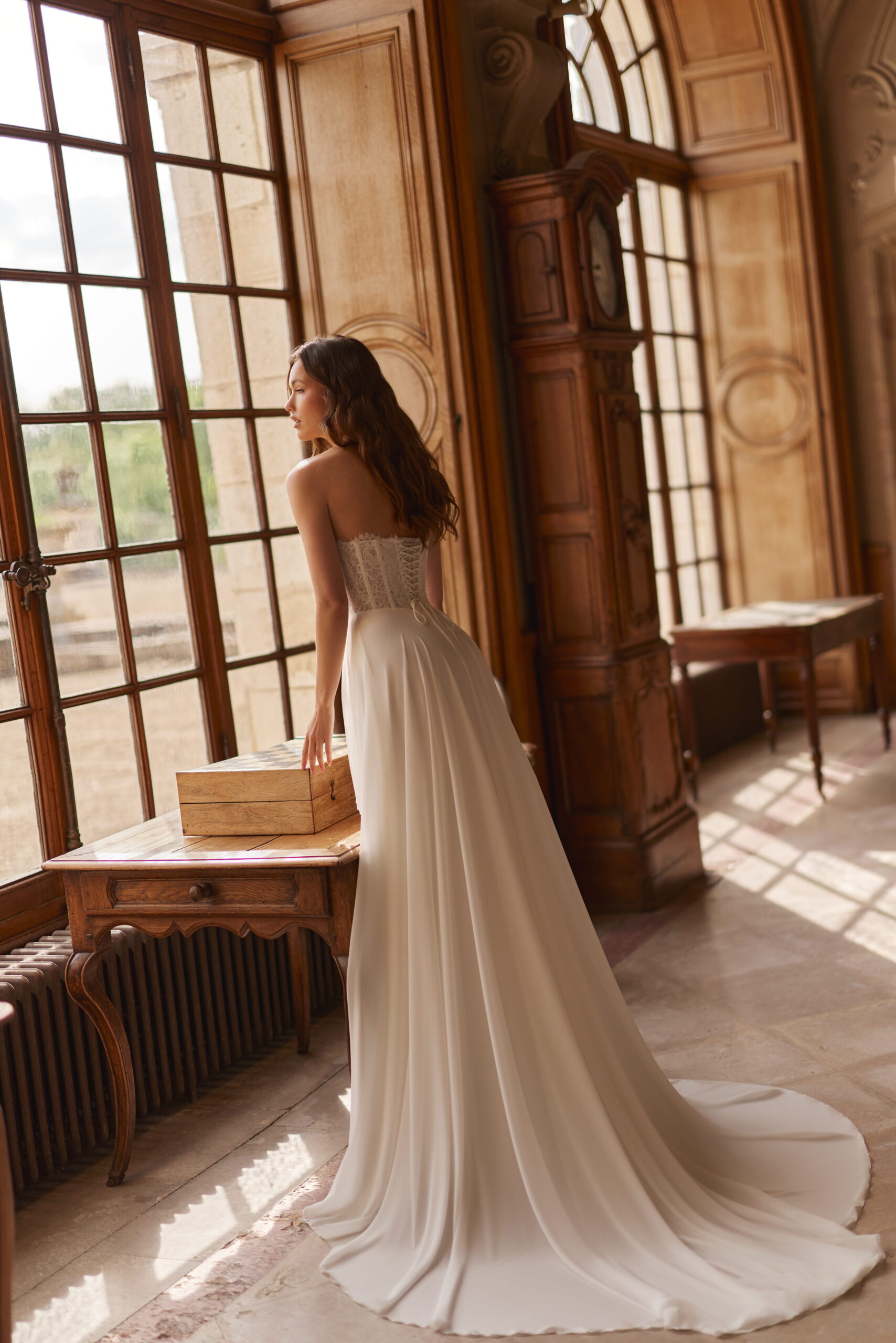 elizabeth passion_brautatelier ried_6093_a-linie_chiffon_spitze_raffung_aermellos_herzausschnitt_creme_ruecken_01