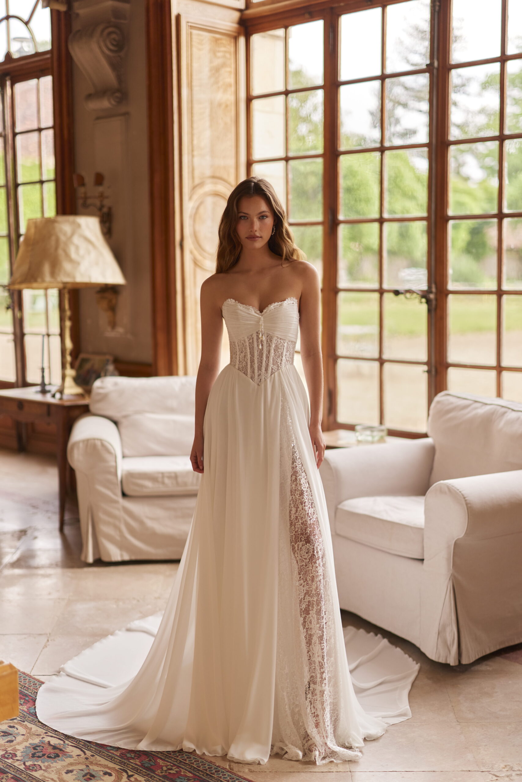 elizabeth passion_brautatelier ried_6093_a-linie_chiffon_spitze_raffung_aermellos_herzausschnitt_creme_vorne_01