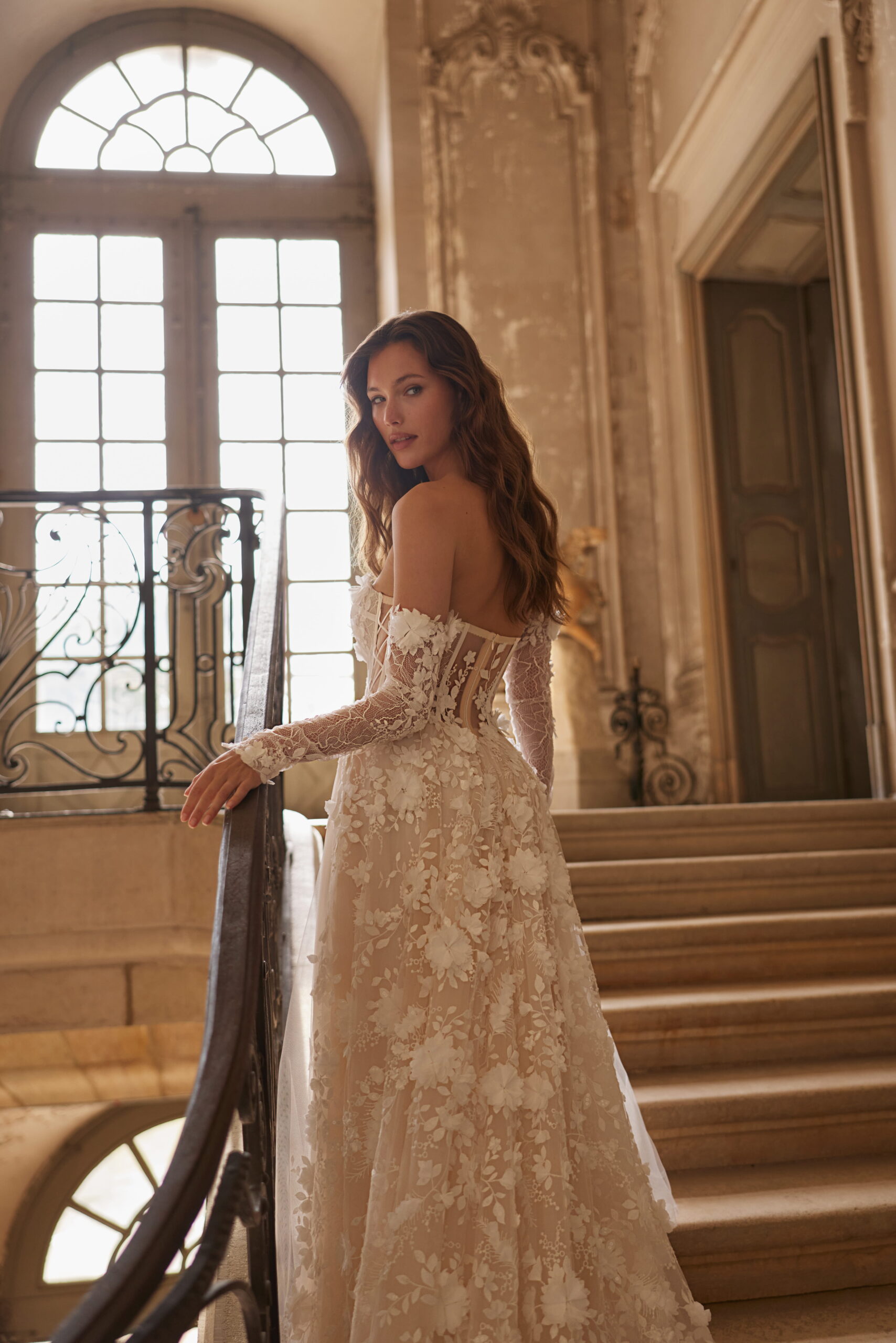elizabeth passion_brautatelier ried_6104_prinzessin_tuell_aermel_all-over spitze_beinschlitz_korsage_creme-beige_rucken_02