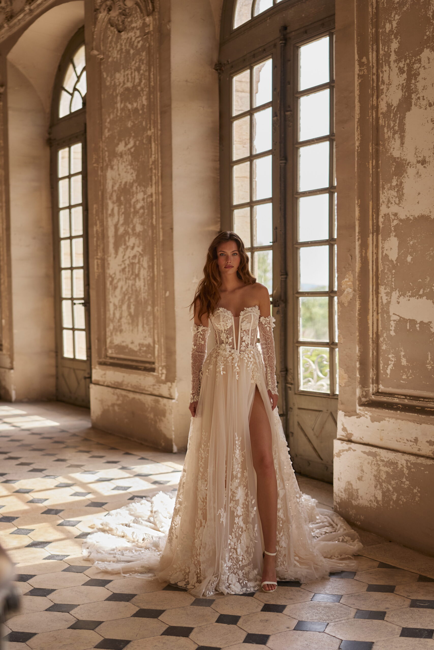 elizabeth passion_brautatelier ried_6104_prinzessin_tuell_aermel_all-over spitze_beinschlitz_korsage_creme-beige_vorne_01