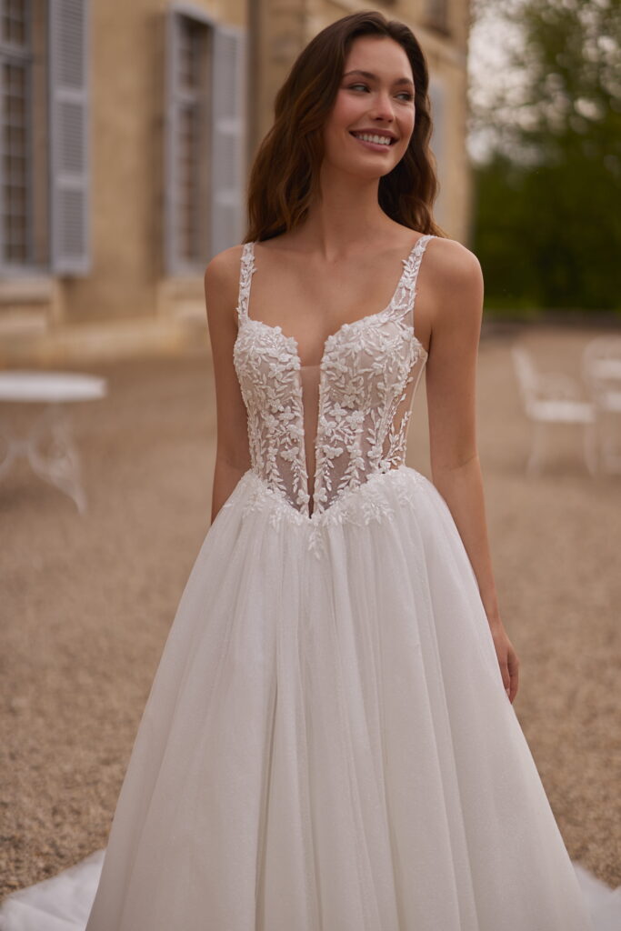 elizabeth passion_brautatelier ried_6110_prinzessin_glitzertuell_spitze_traeger_korsage_creme-_details_01 elizabeth passion_brautatelier ried_6110_prinzessin_glitzertuell_spitze_traeger_korsage_creme-_details_01