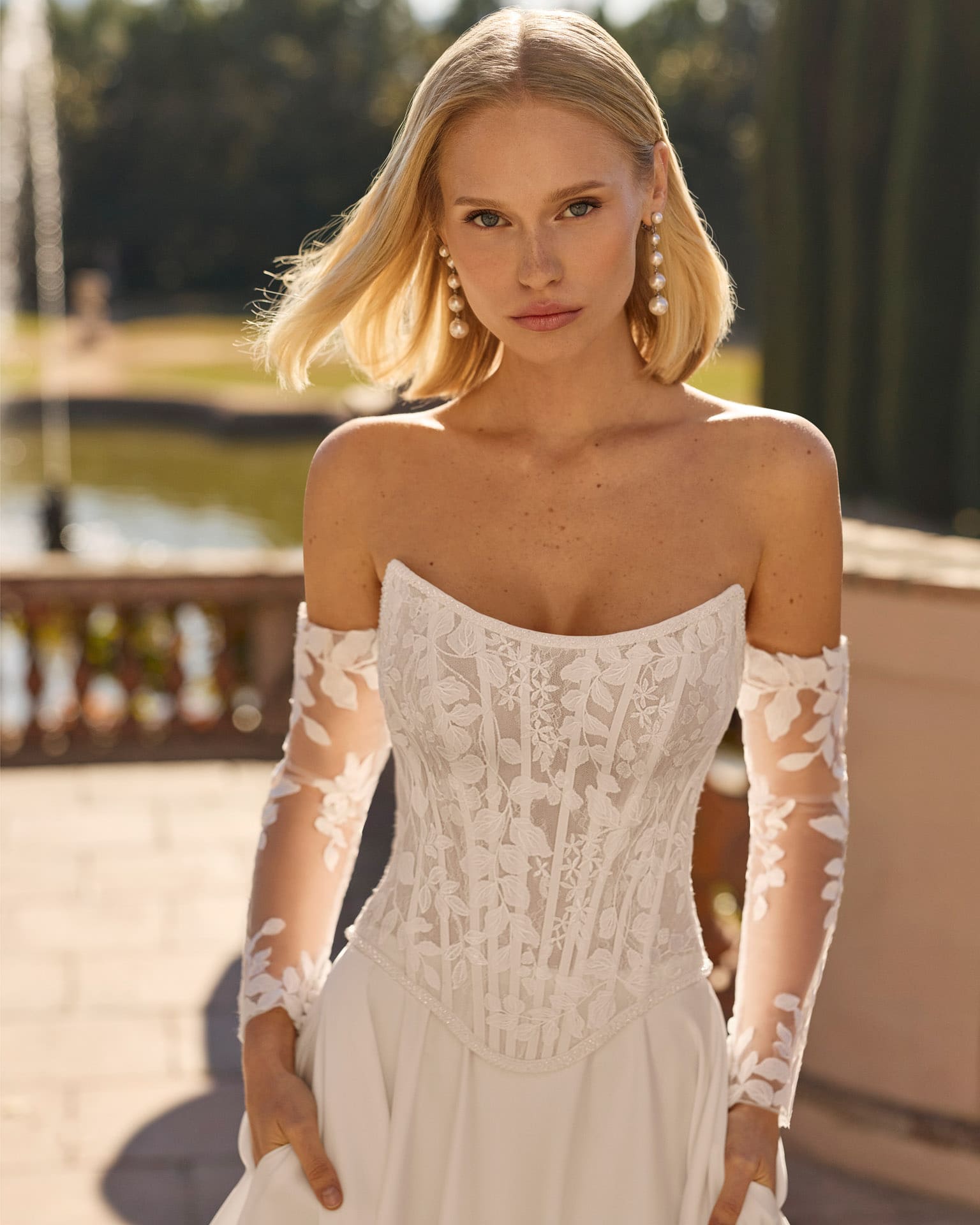 lunanovias_brautatelier ried_flor_2s234_crepe-satin_traegerlos_herzausschnitt_spitzenkorsage_perlen_ivory_details_1