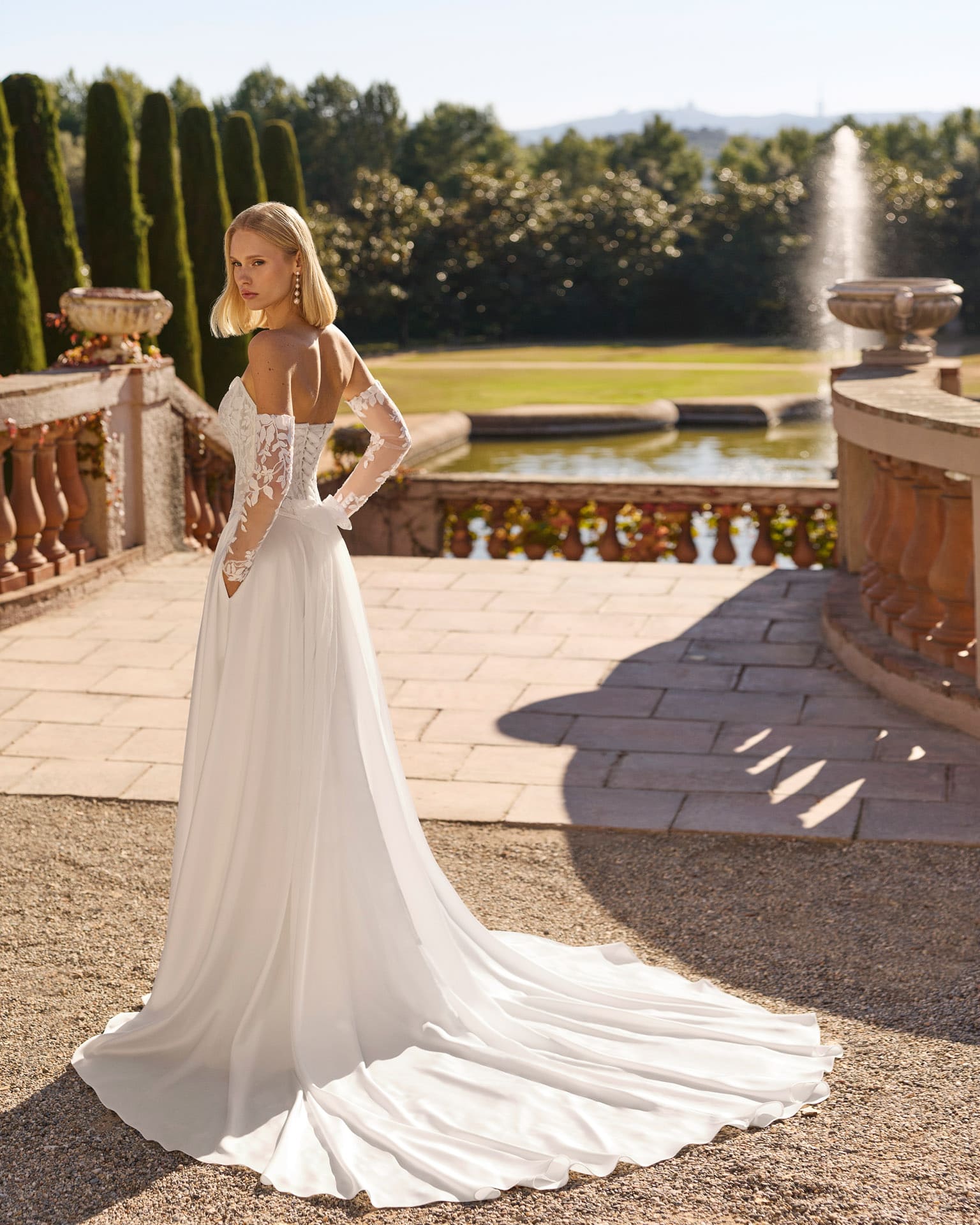 lunanovias_brautatelier ried_flor_2s234_crepe-satin_traegerlos_herzausschnitt_spitzenkorsage_perlen_ivory_ruecken_1