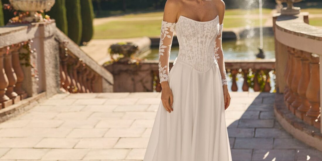 lunanovias_brautatelier ried_flor_2s234_crepe-satin_traegerlos_herzausschnitt_spitzenkorsage_perlen_ivory_vorne_1
