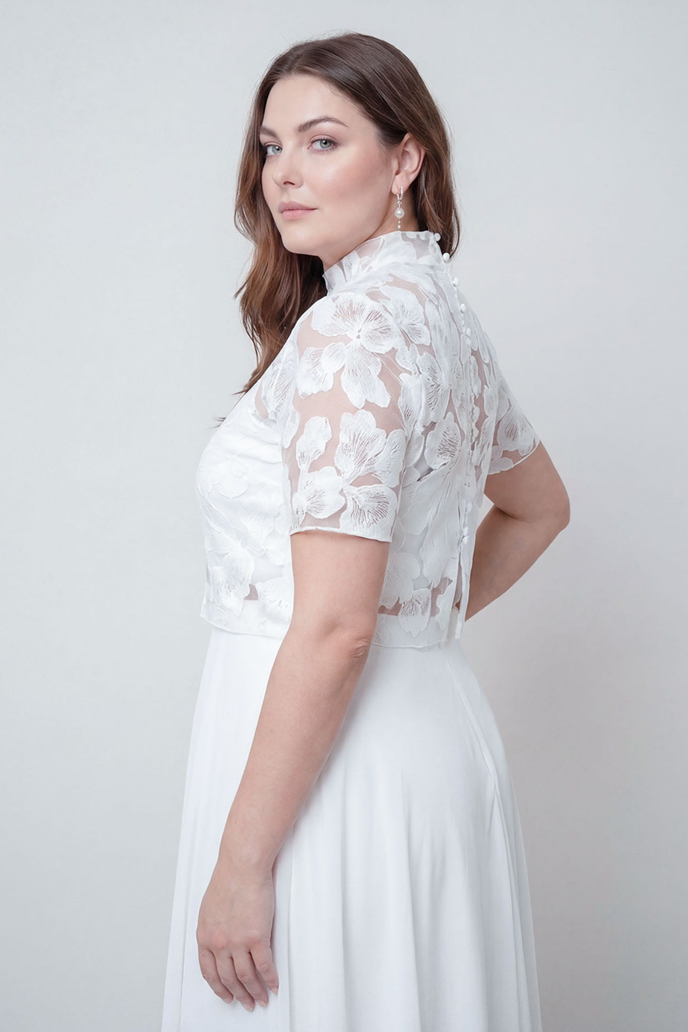 noni_brautatelier ried_cales_bluetenspitze_kurzarm_knoepfe hinten_kragen_ivory_curvy_details_2
