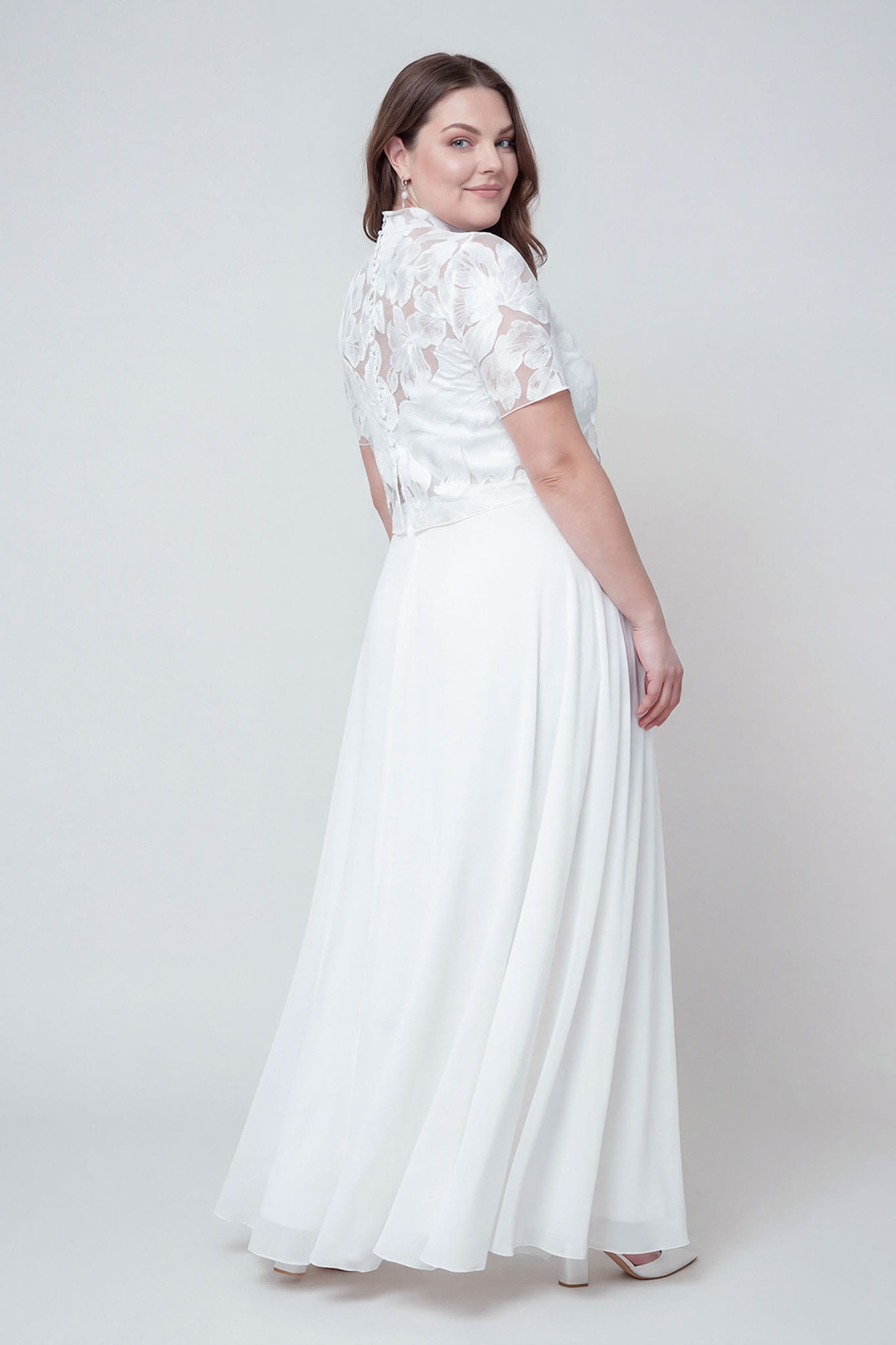 noni_brautatelier ried_cales_bluetenspitze_kurzarm_knoepfe hinten_kragen_ivory_curvy_ruecken_1