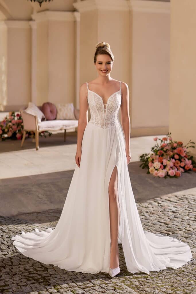 angela bianca-brautatelier ried-1166-boho-chiffon-spaghettitraeger-aermel-spitze-beinschlitz-ivory-nude-ruecken-1 angela bianca-brautatelier ried-1166-boho-chiffon-spaghettitraeger-aermel-spitze-beinschlitz-ivory-nude-ruecken-1