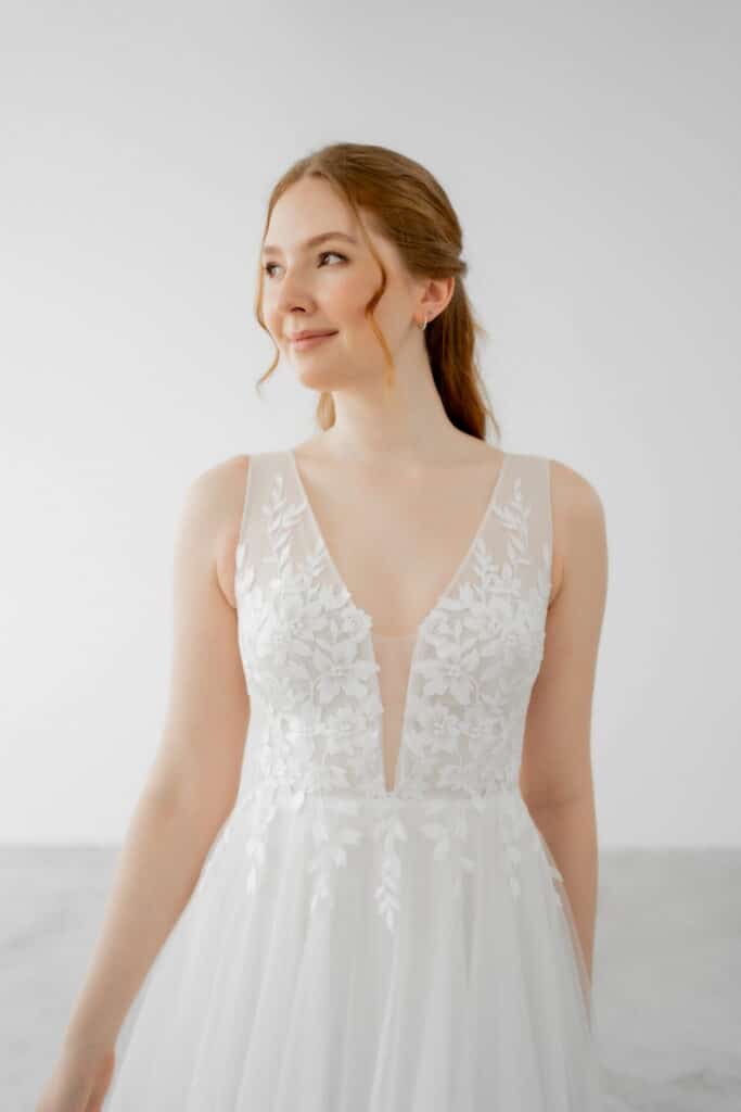 esther hofmann-brautatelier ried-pauline-1-27-1001-a-linie-chiffon-spitze-v-ausschnitt-v-ruecken-ivory-details-1 esther hofmann-brautatelier ried-pauline-1-27-1001-a-linie-chiffon-spitze-v-ausschnitt-v-ruecken-ivory-details-1