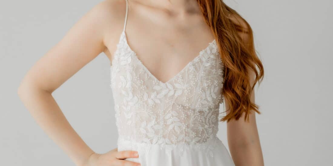 esther hofmann-brautatelier ried-payton-1-27-1010-boho-chiffon-v-ausschnitt-v-ruecken-spaghettitraeger-ivory-details-1