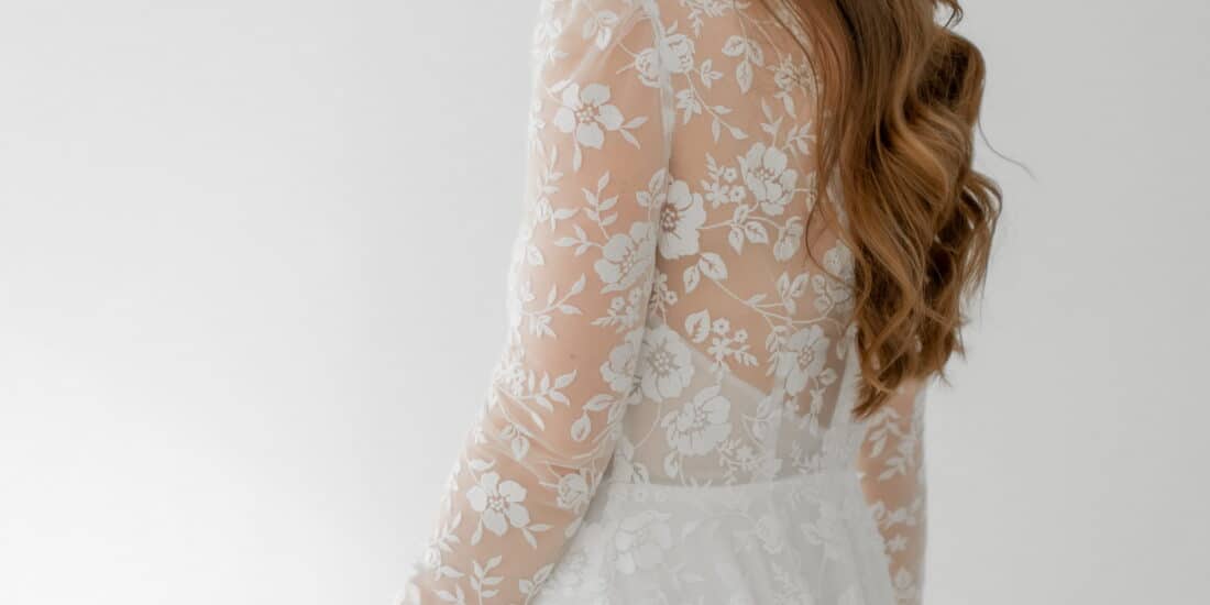esther hofmann-brautatelier ried-pearl-boho-chiffon-all-over spitze-langarm-neckholder-offener ruecken-ivory-nude-details-2